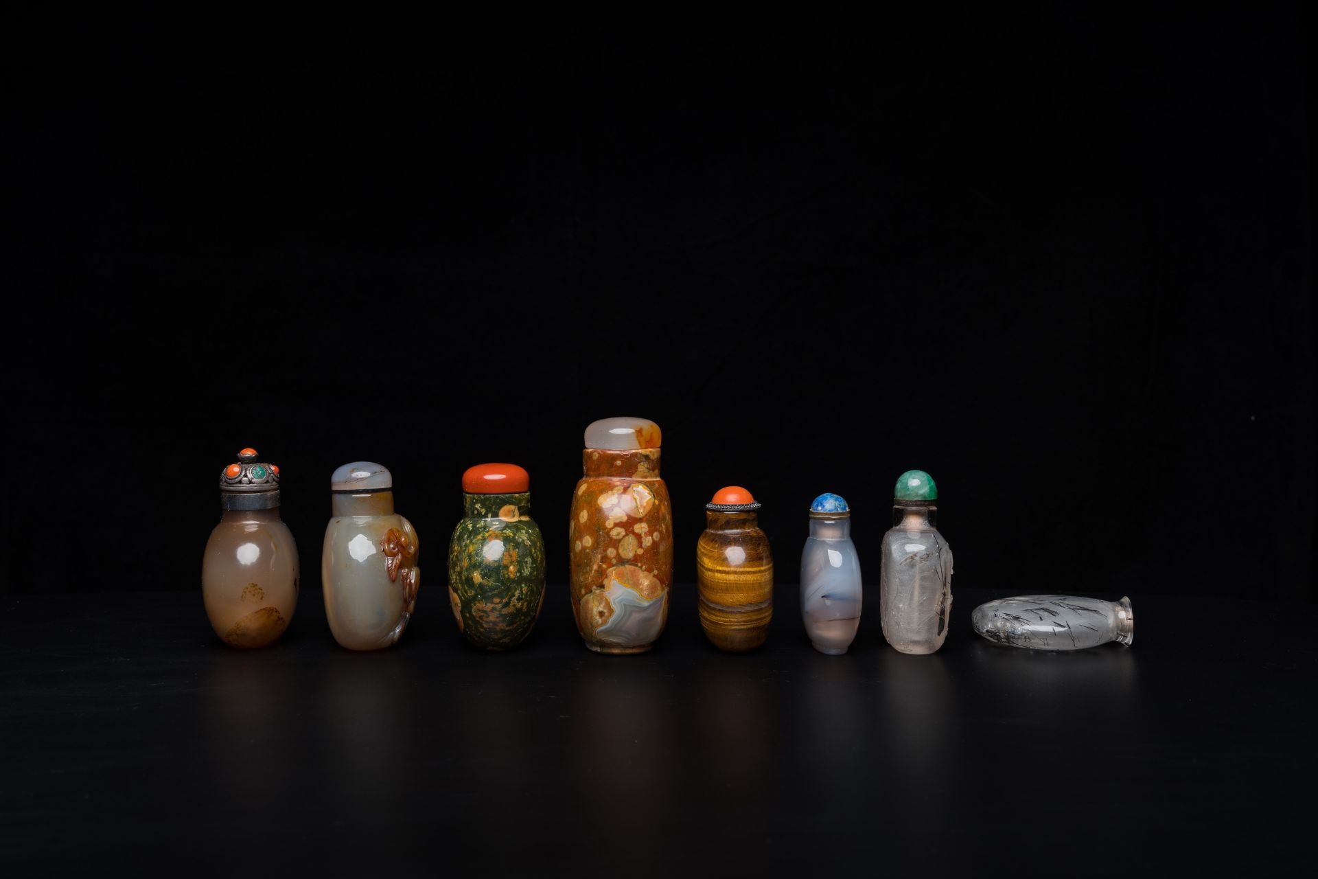 Eight Chinese agate, hardstone and quartz snuff bottles, 19/20th C. - Image 4 of 9