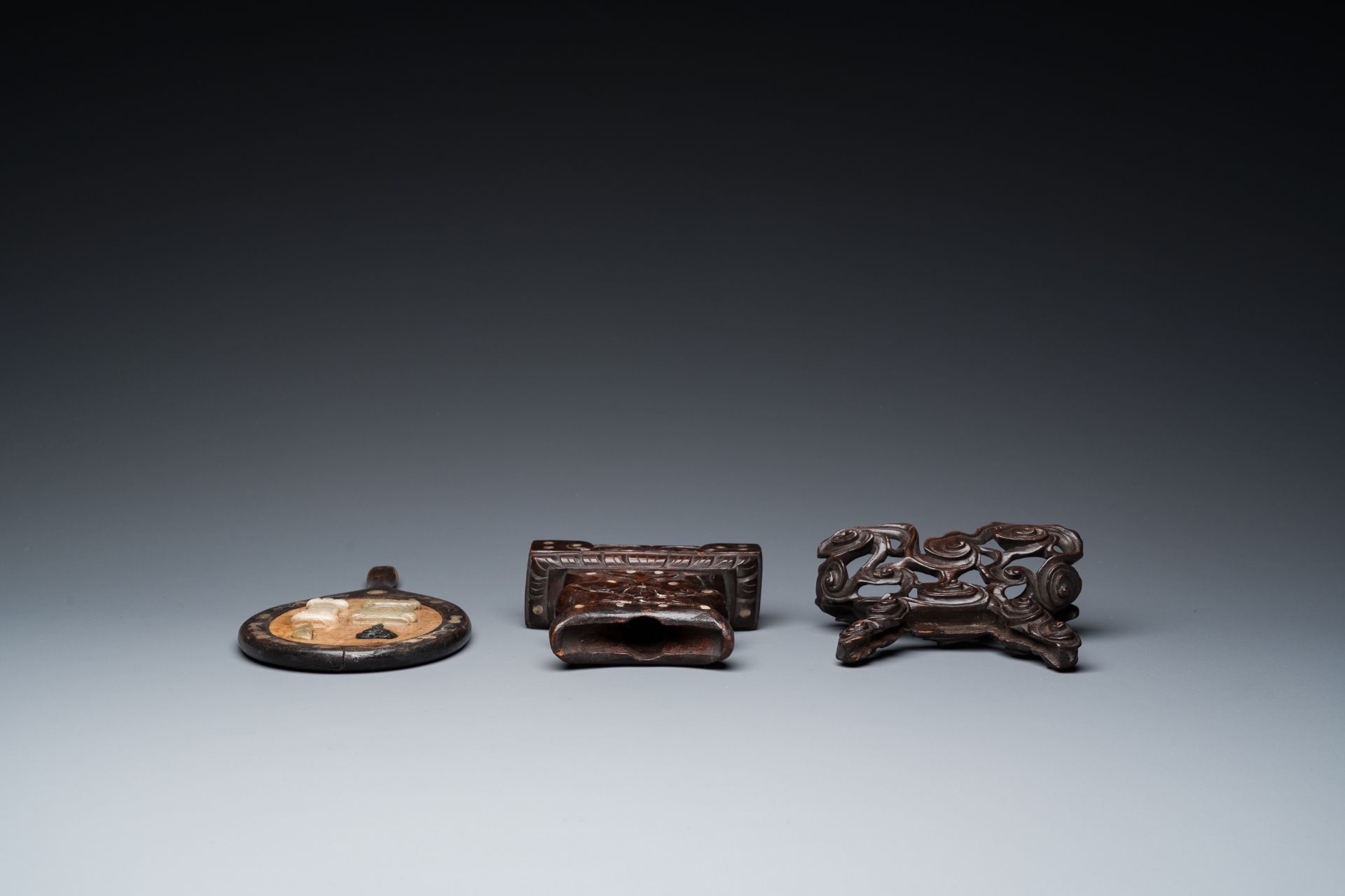 A varied collection of Chinese and Tibetan bronze, brass and wood objects, 19/20th C. - Bild 6 aus 13