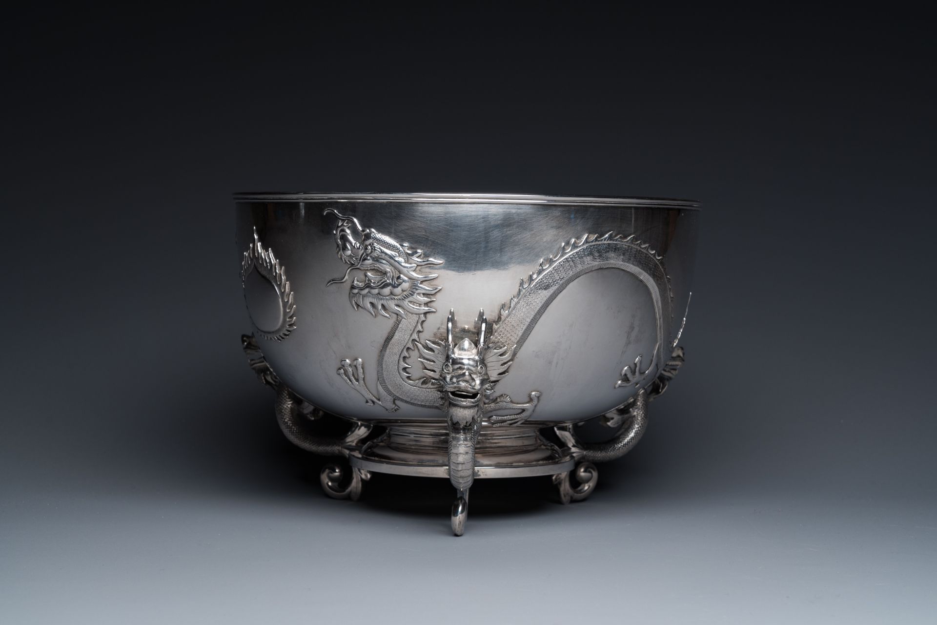 A large Chinese silver bowl resting on three dragon feet, marked for Kun He, Shanghai, 19/20th C. - Image 4 of 12