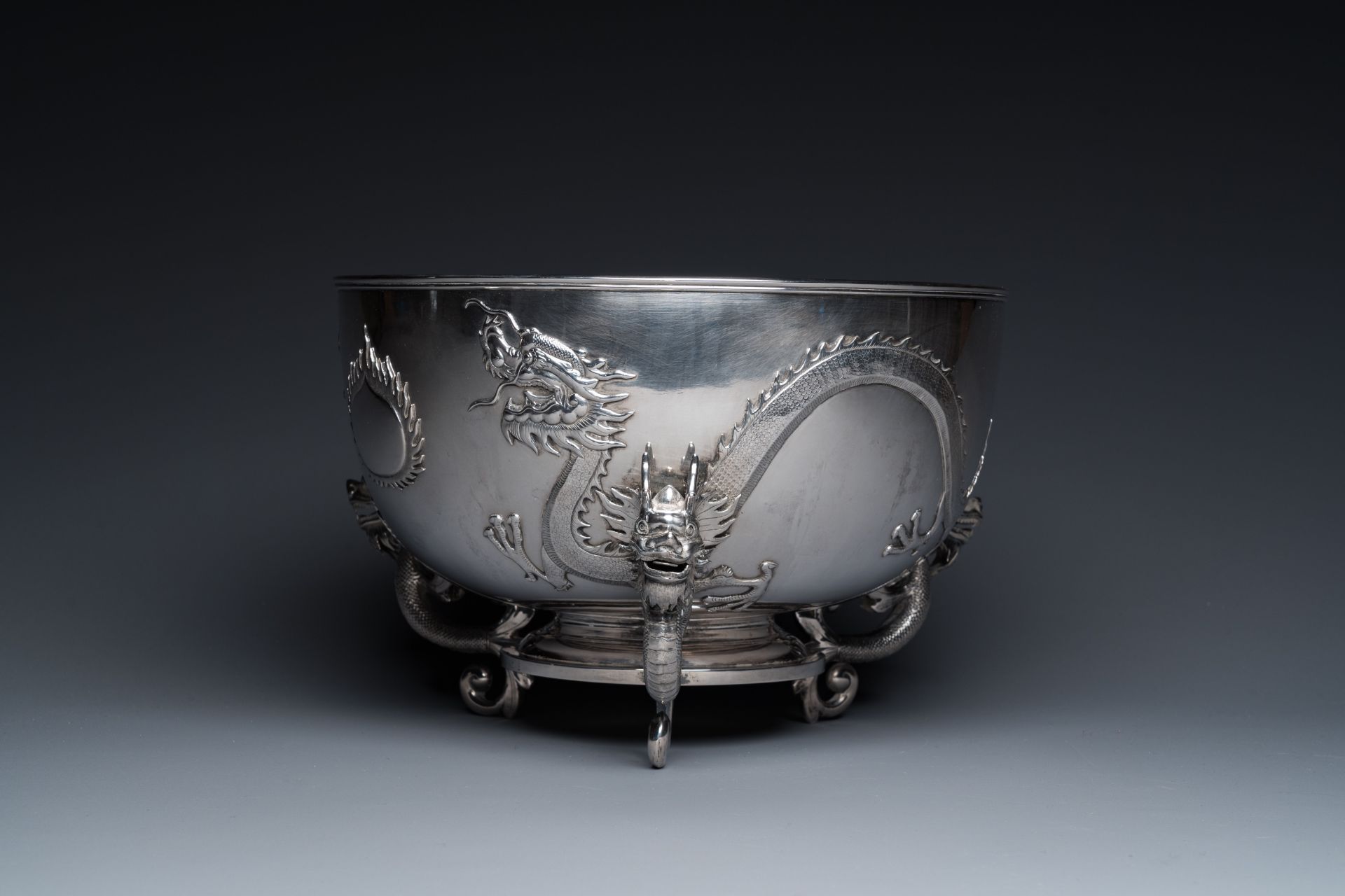 A large Chinese silver bowl resting on three dragon feet, marked for Kun He, Shanghai, 19/20th C. - Bild 4 aus 12