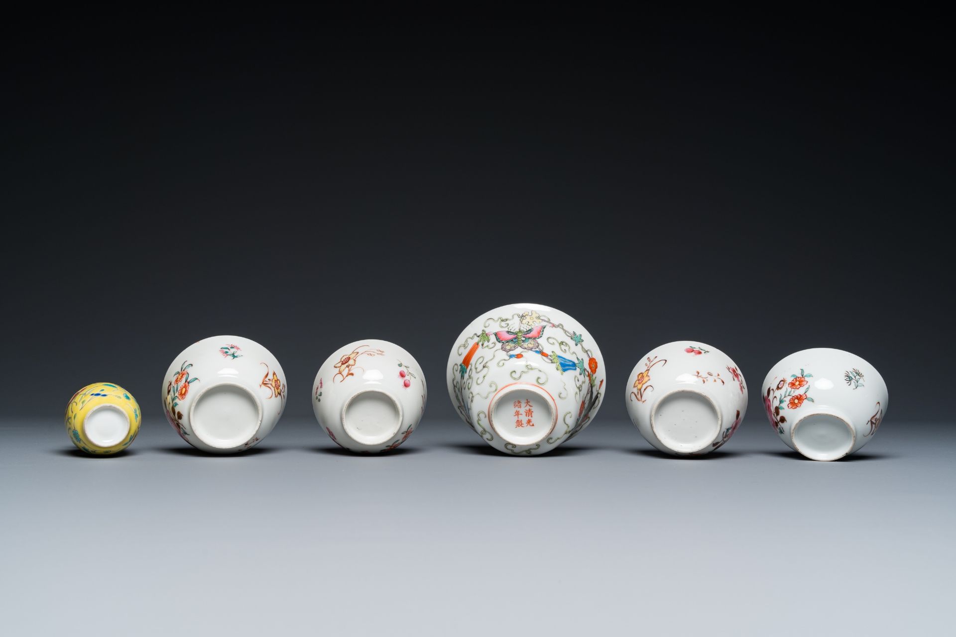 A varied collection of Chinese blue, white and famille rose porcelain, Yongzheng and later - Bild 13 aus 13