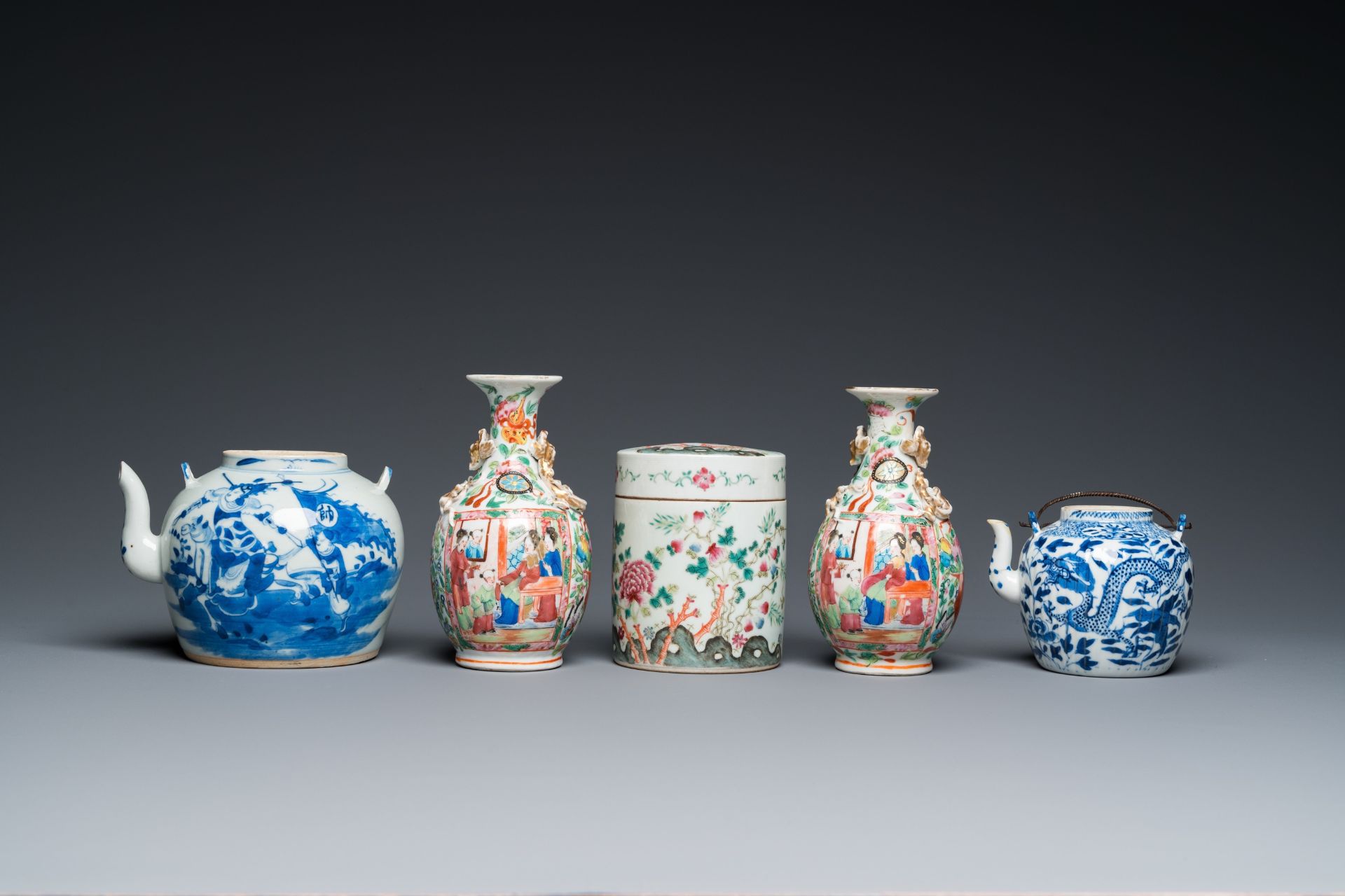 An extensive collection of varied Chinese porcelain wares, 19/20th C. - Bild 8 aus 15