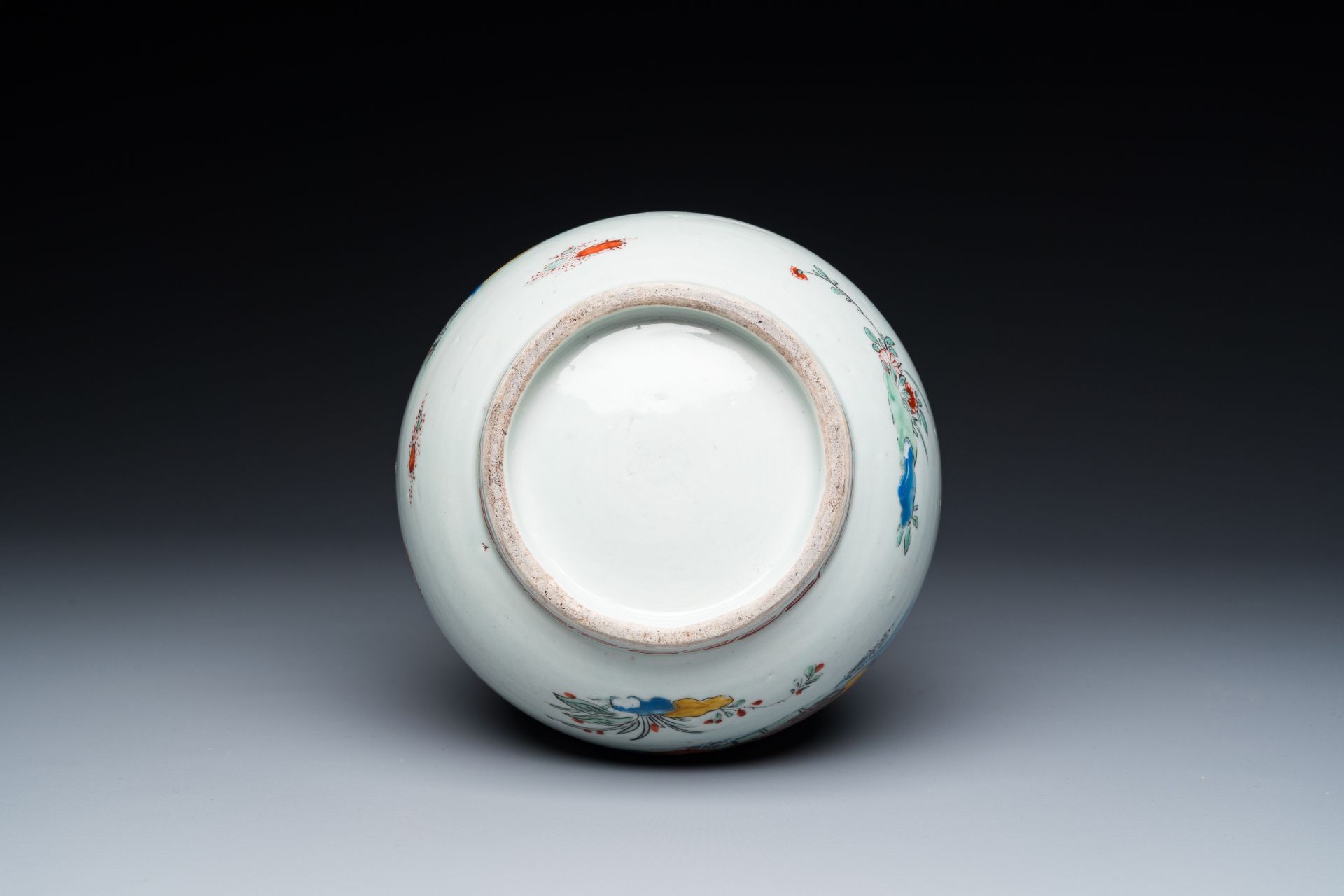 A Dutch-decorated Japanese Arita bottle with Kakiemon-style decoration, Edo, 17/18th C. - Image 6 of 6