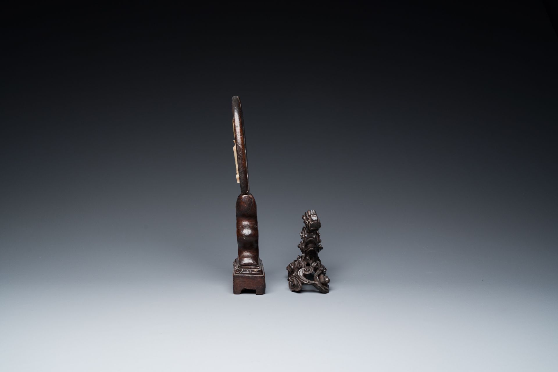 A varied collection of Chinese and Tibetan bronze, brass and wood objects, 19/20th C. - Bild 5 aus 13