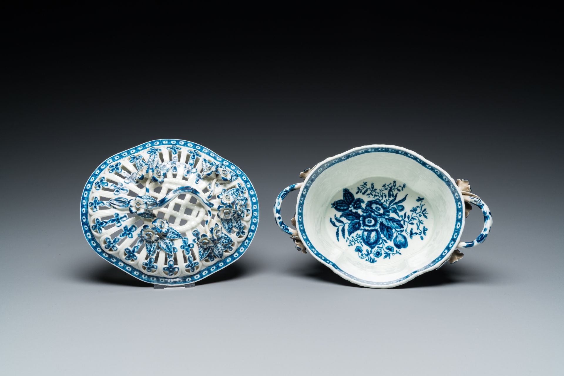 A blue and white tureen with reticulated cover, Worcester, England, 18th C. - Image 6 of 7