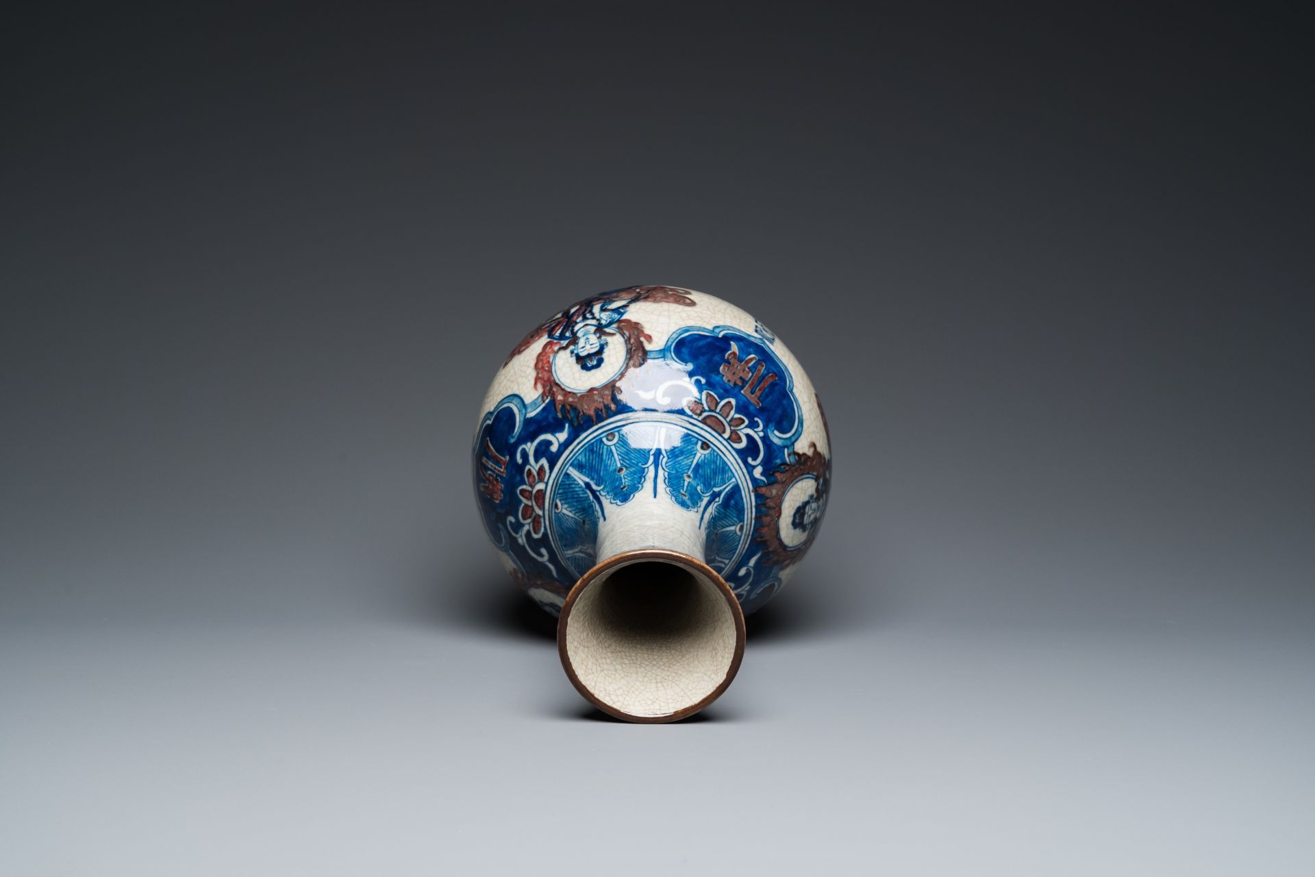 A Chinese blue, white and copper-red Nanking bottle vase, Yongzheng mark, 19/20th C. - Image 5 of 6