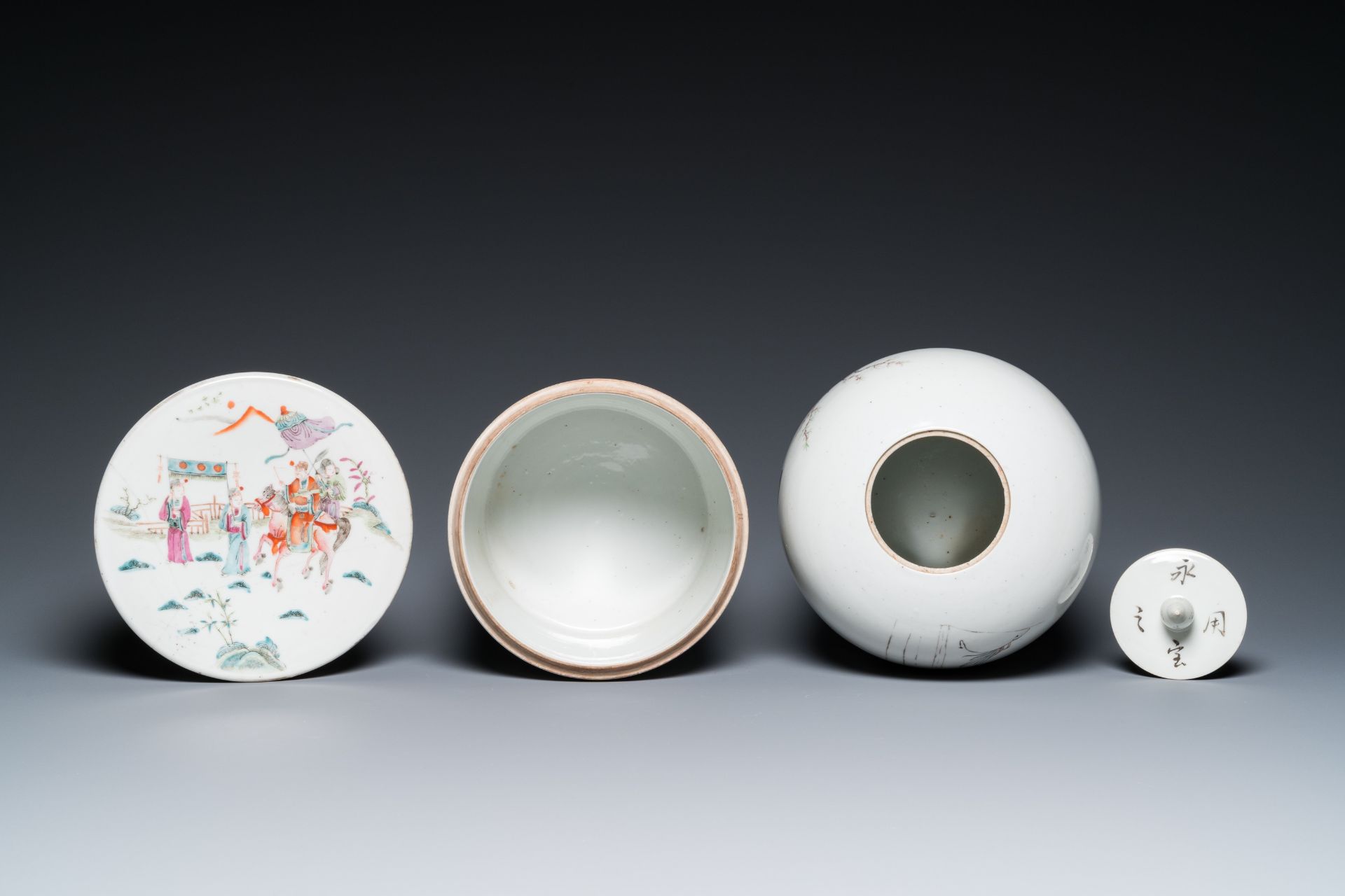 Four Chinese famille rose and qianjiang cai porcelain wares, 19/20th C. - Image 6 of 13