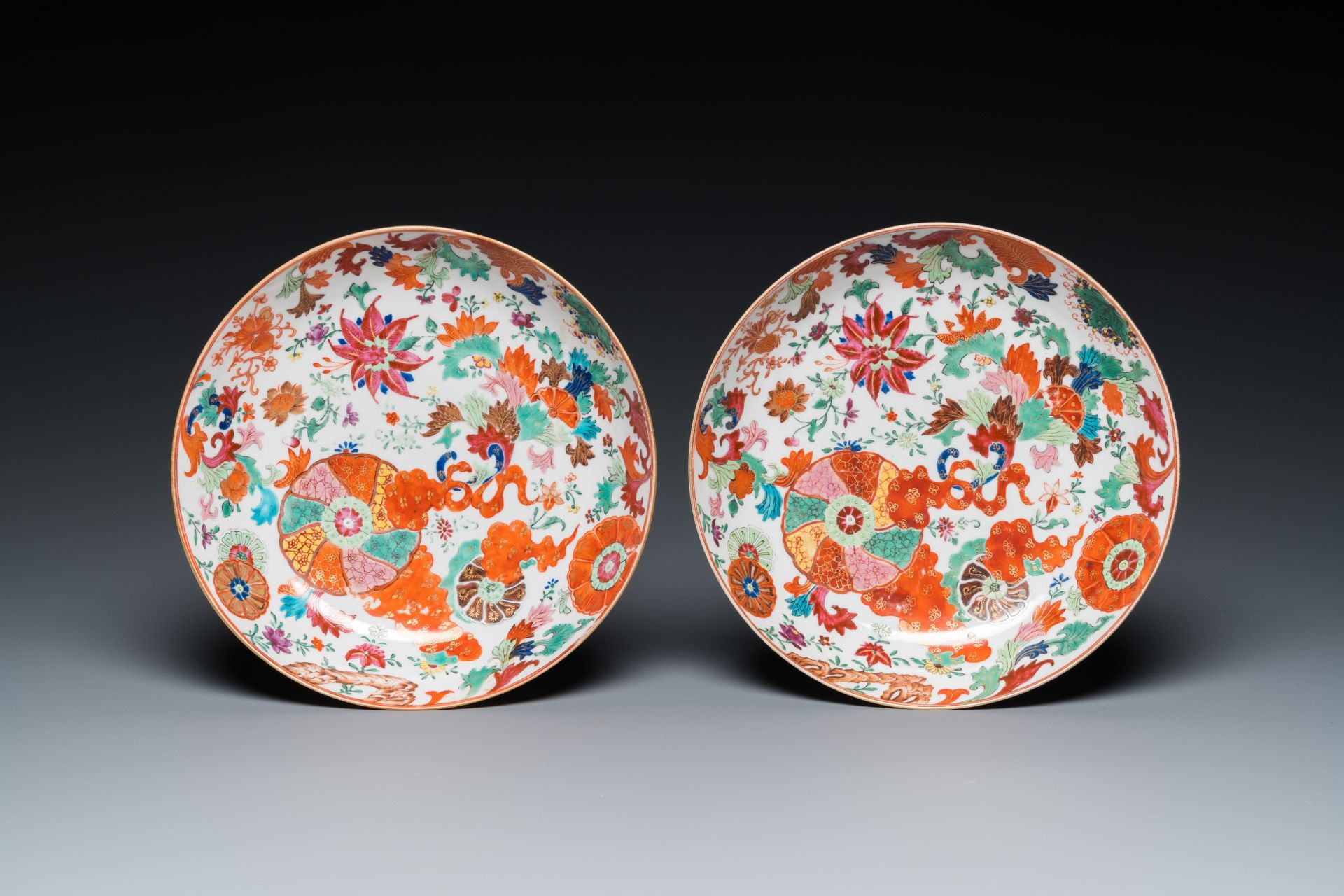 A pair of Chinese famille rose 'pseudo-tobacco leaf' plates, Qianlong - Bild 2 aus 3