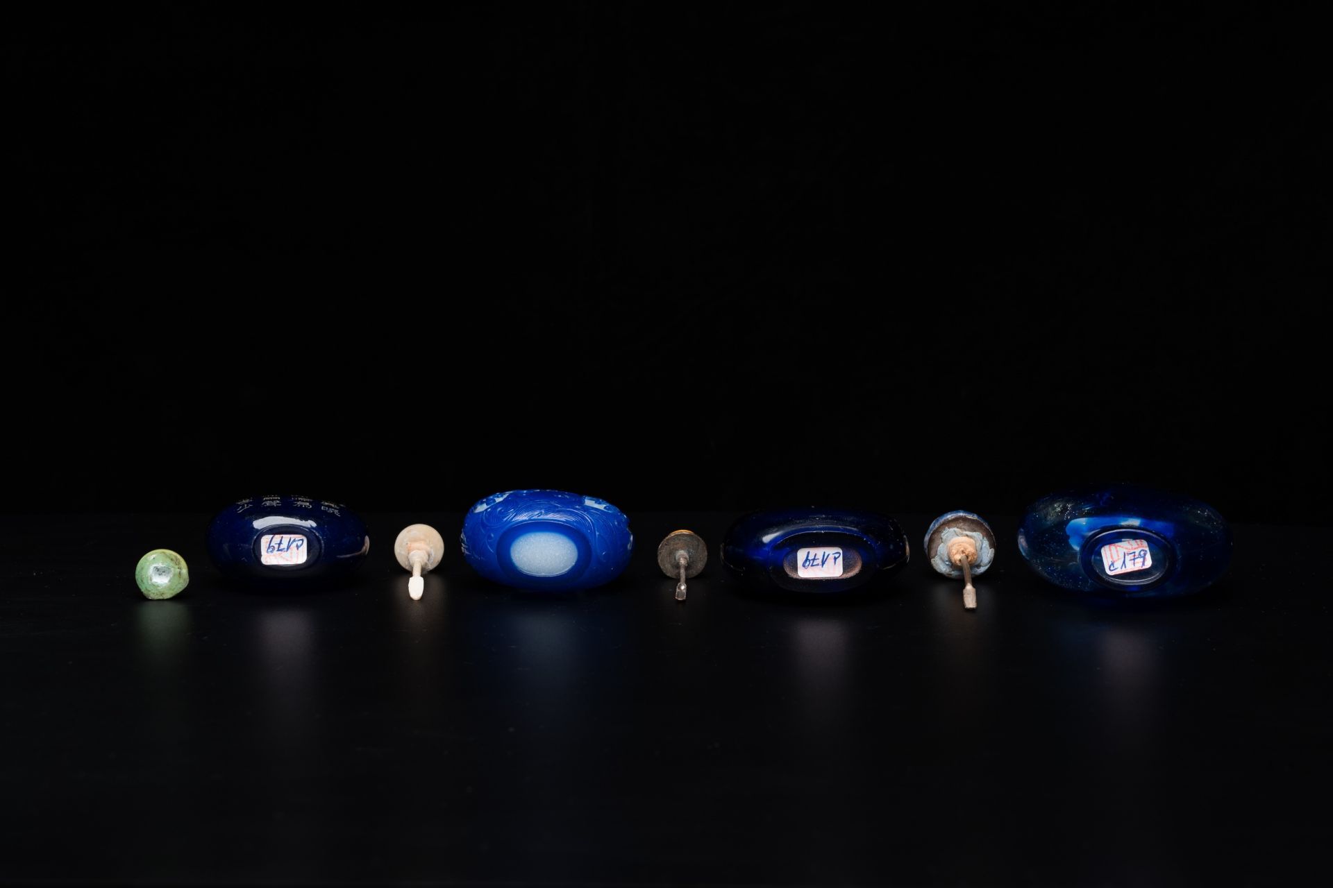 Eight Chinese glass snuff bottles, 19/20th C. - Image 7 of 9