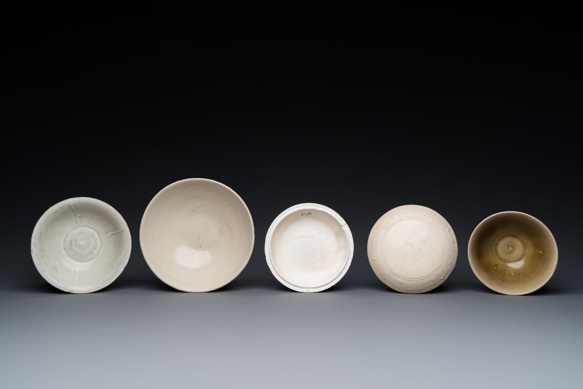 Three Chinese celadon- and qingbai-glazed bowls and a cream-glazed box and cover, Song and later - Image 7 of 8