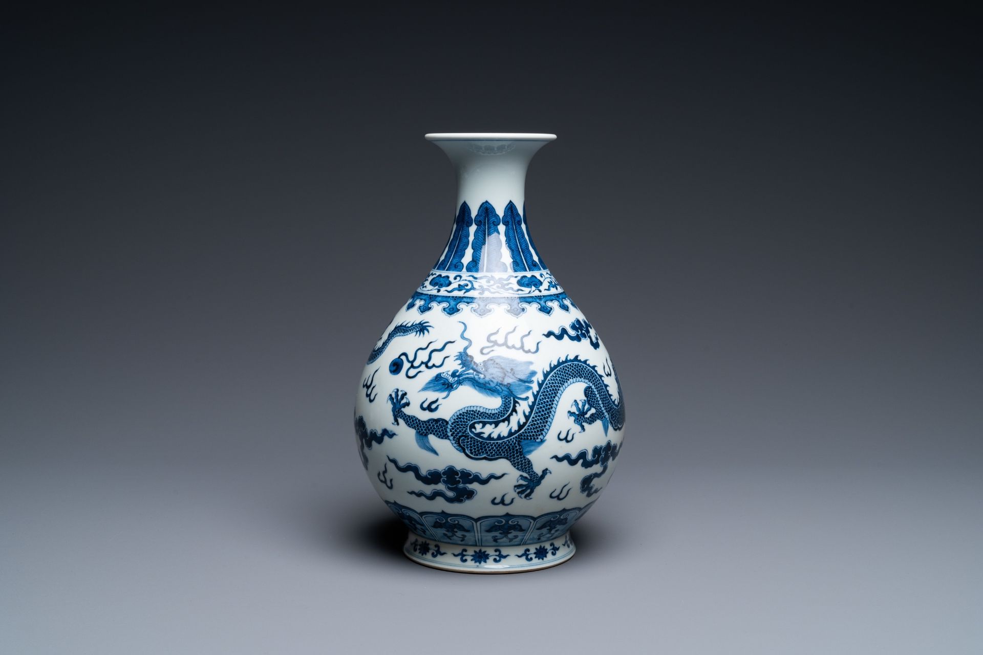 A Chinese blue and white 'yuhuchunping' 'dragon' vase on wooden stand, Qianlong mark, 19/20th C.