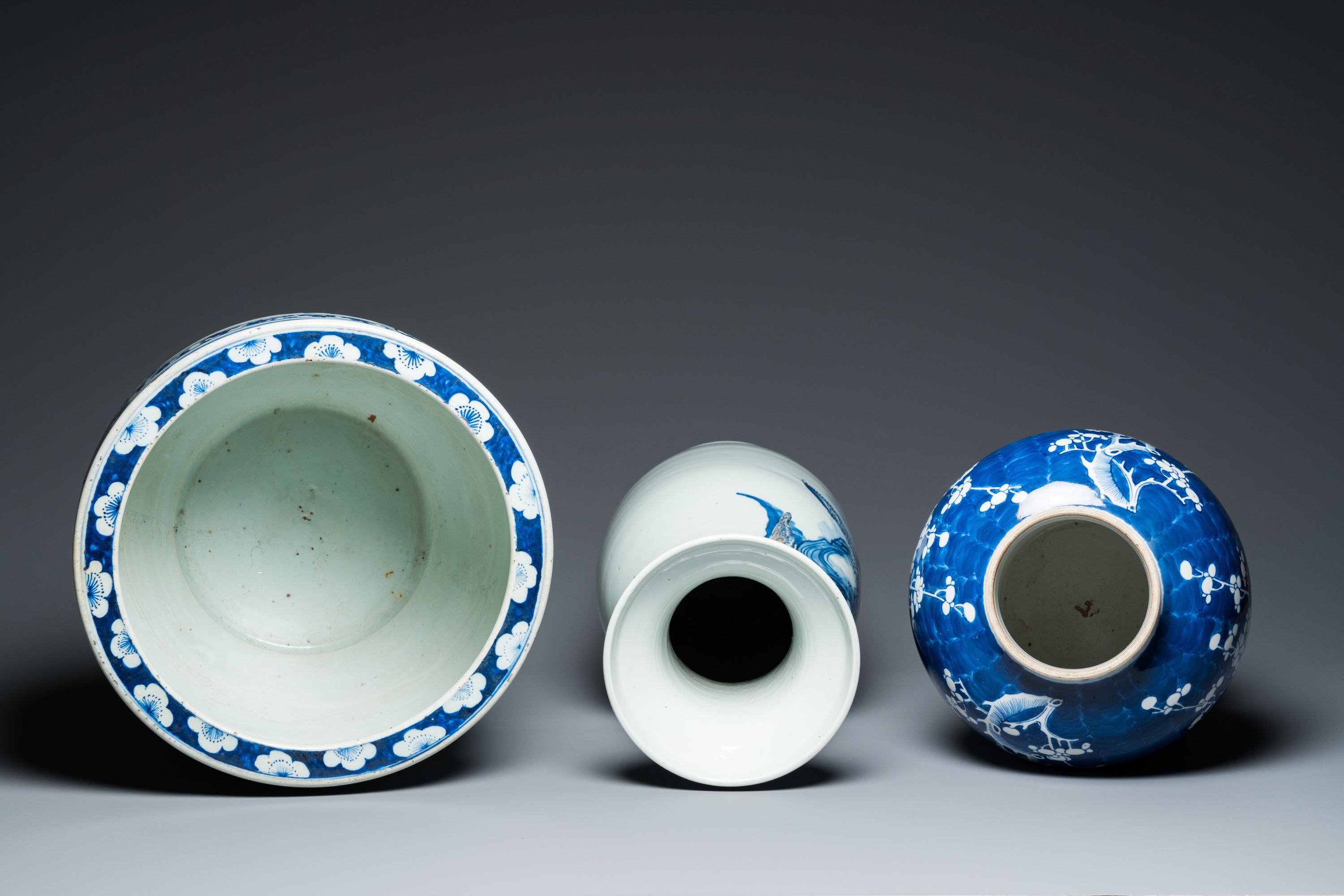 A Chinese blue and white 'landscape' vase, a covered vase and a jardiniere, 19th C. - Image 6 of 9