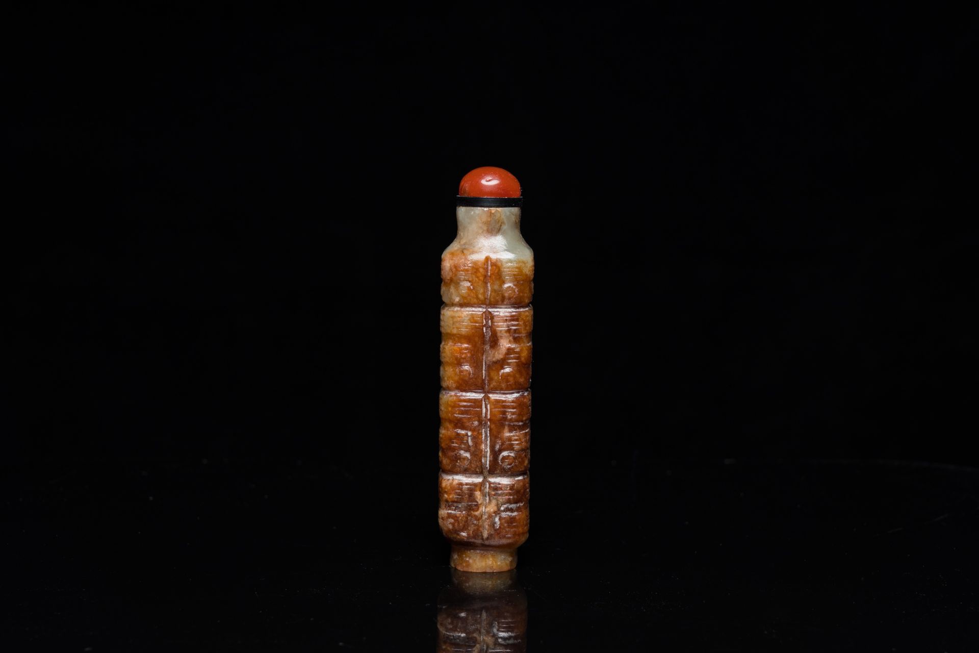 A Chinese celadon and russet jade 'cong' snuff bottle, probably Qing - Bild 4 aus 7