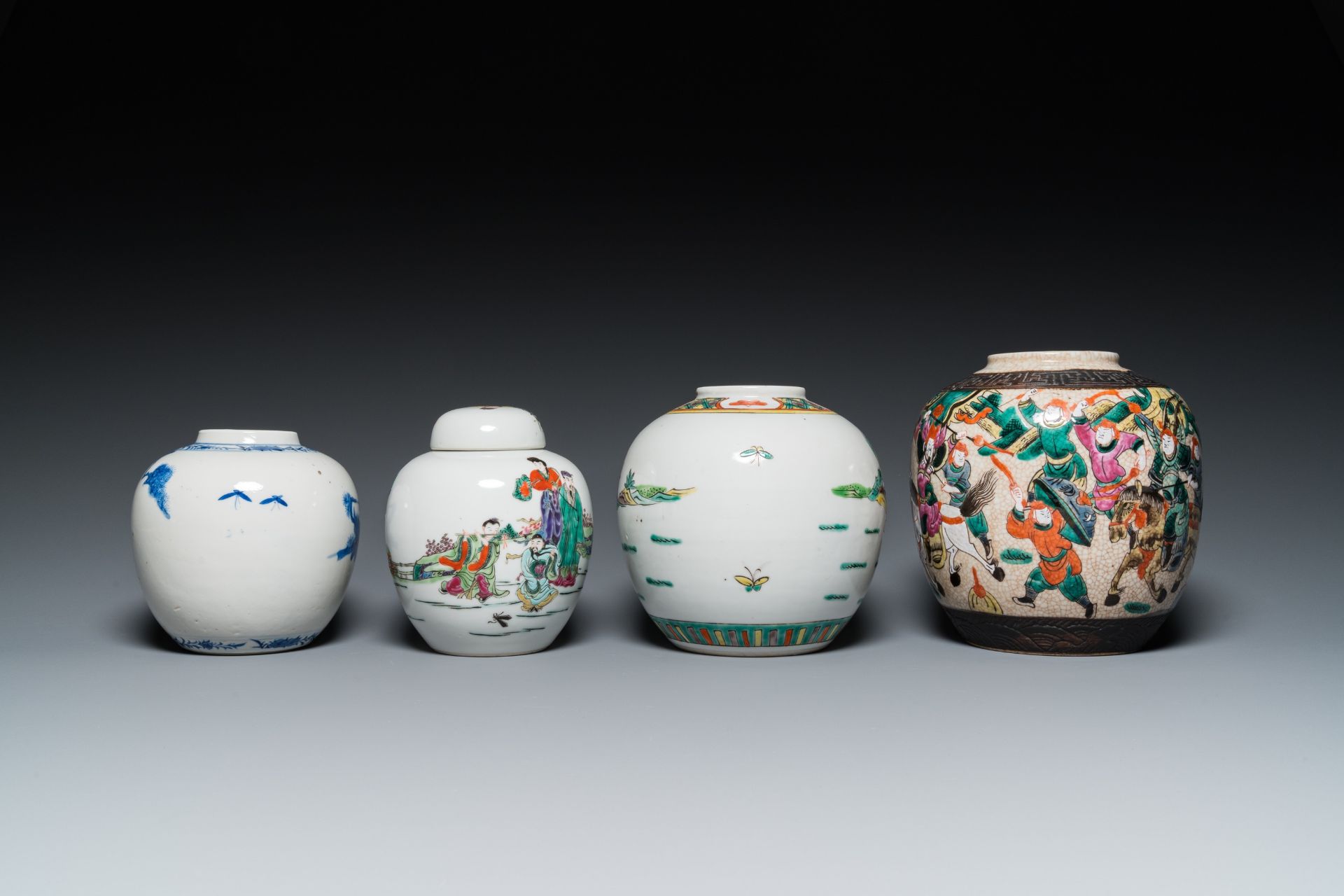 Seven Chinese blue and white, famille rose and verte jars, 19/20th C. - Bild 4 aus 13