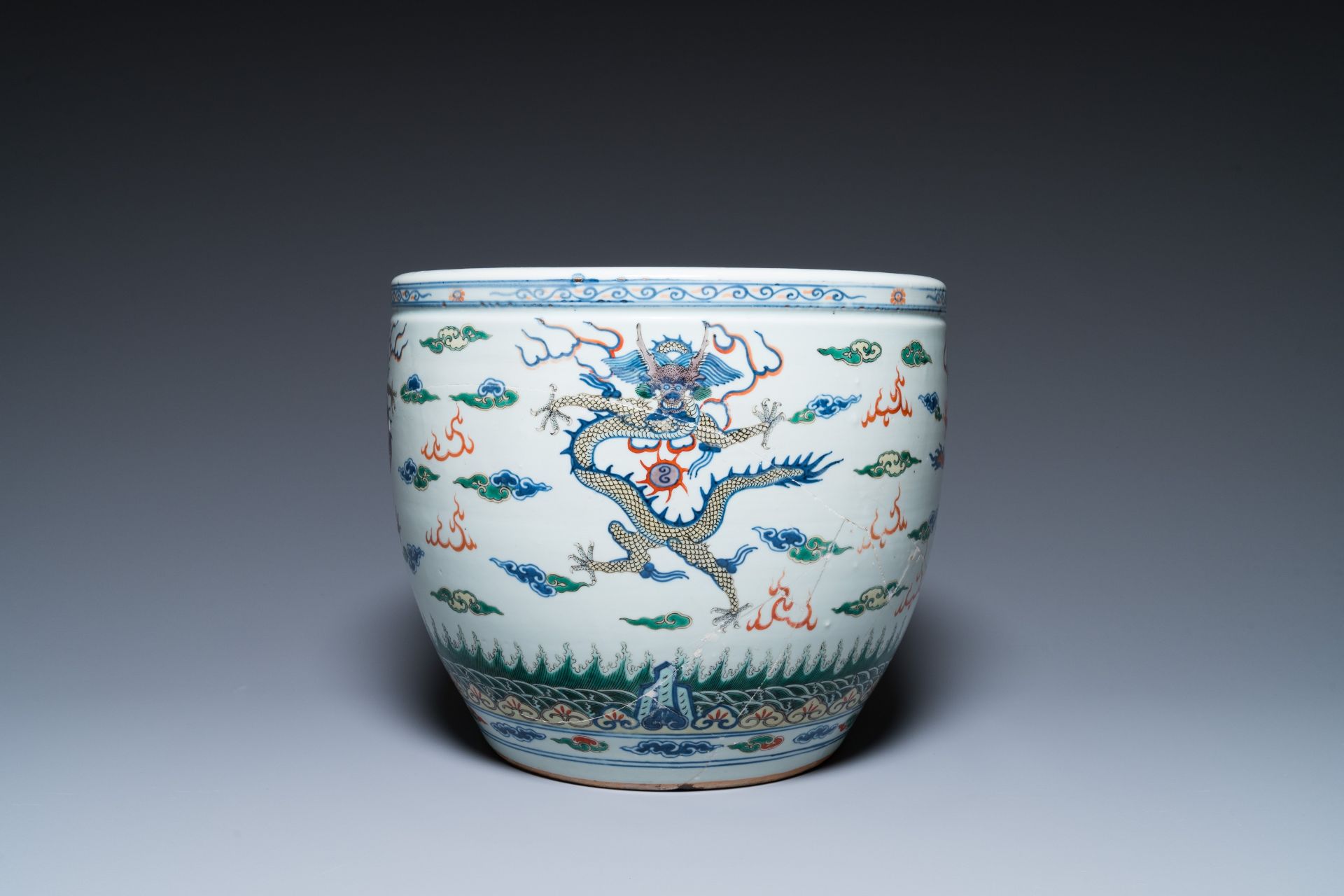 A Chinese blue and white celadon-ground vase, a pair of Nanking vases and a famille verte fish bowl, - Bild 15 aus 19