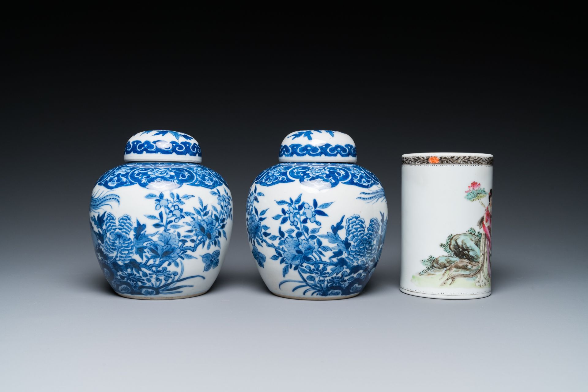 A Chinese famille rose dish, a brush pot and a pair of blue and white jars and covers, 19/20th C. - Image 11 of 15