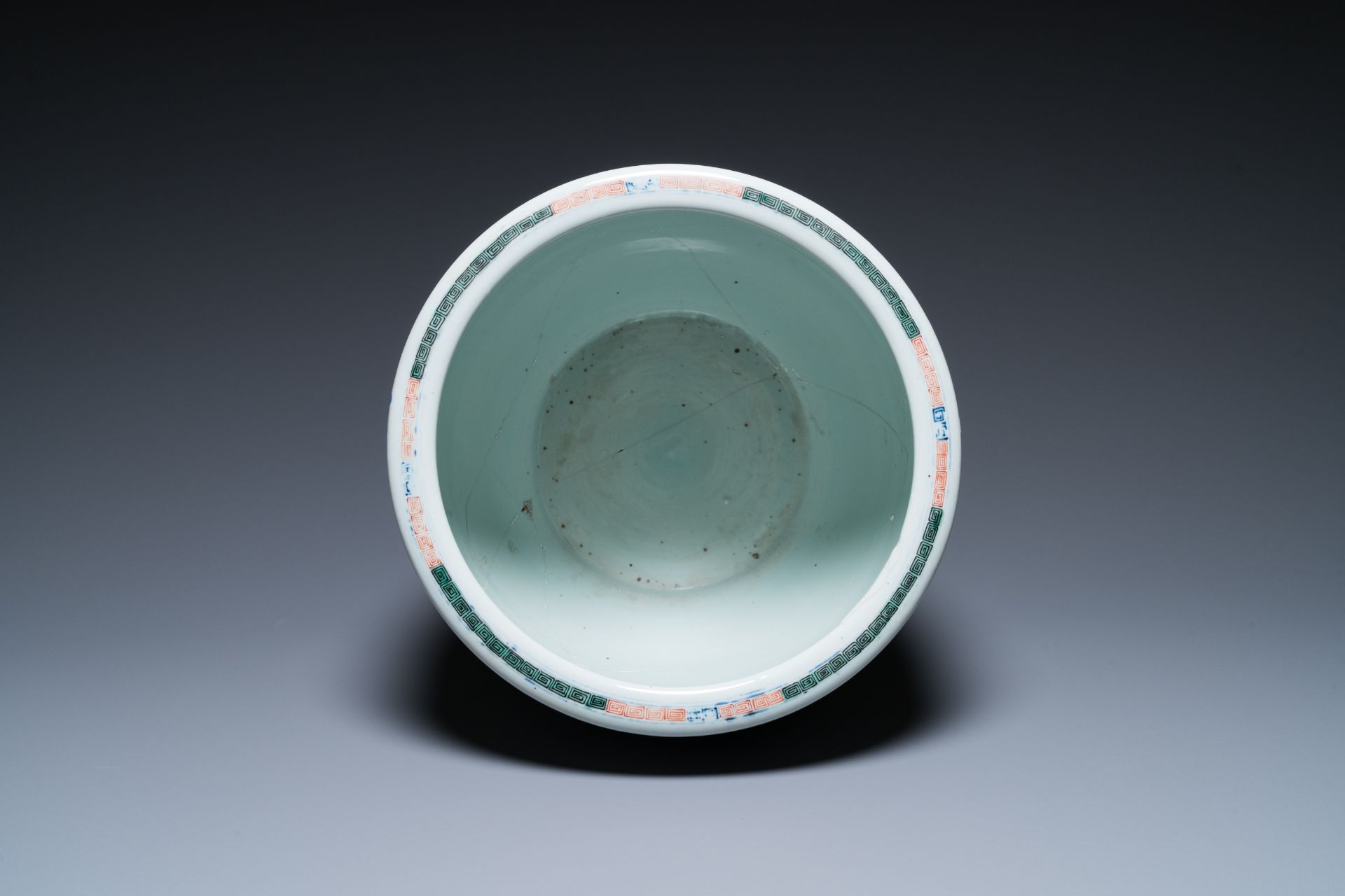 A Chinese blue and white celadon-ground vase, a pair of Nanking vases and a famille verte fish bowl, - Bild 19 aus 19