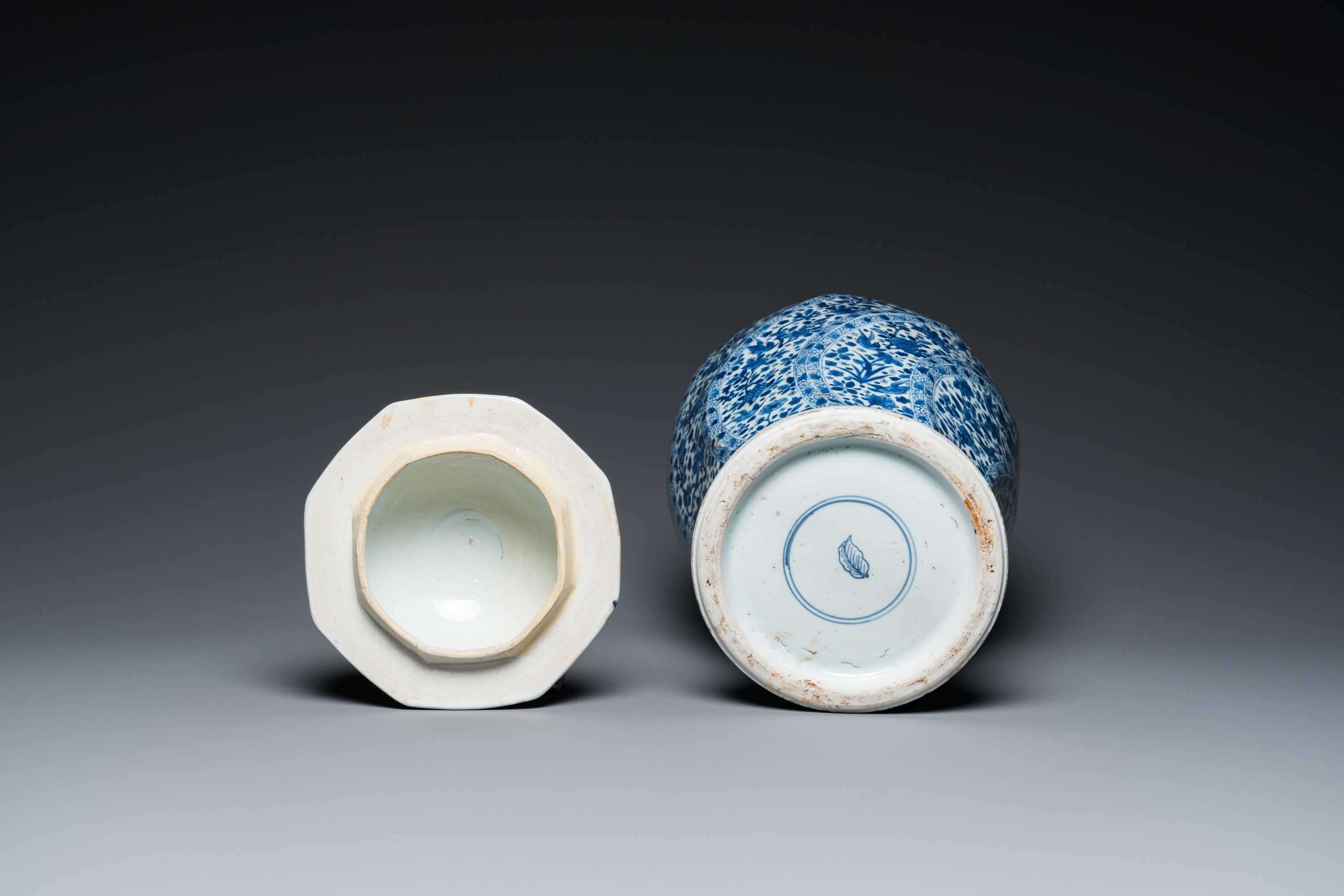 A Chinese blue and white vase and cover, Kangxi - Image 6 of 6