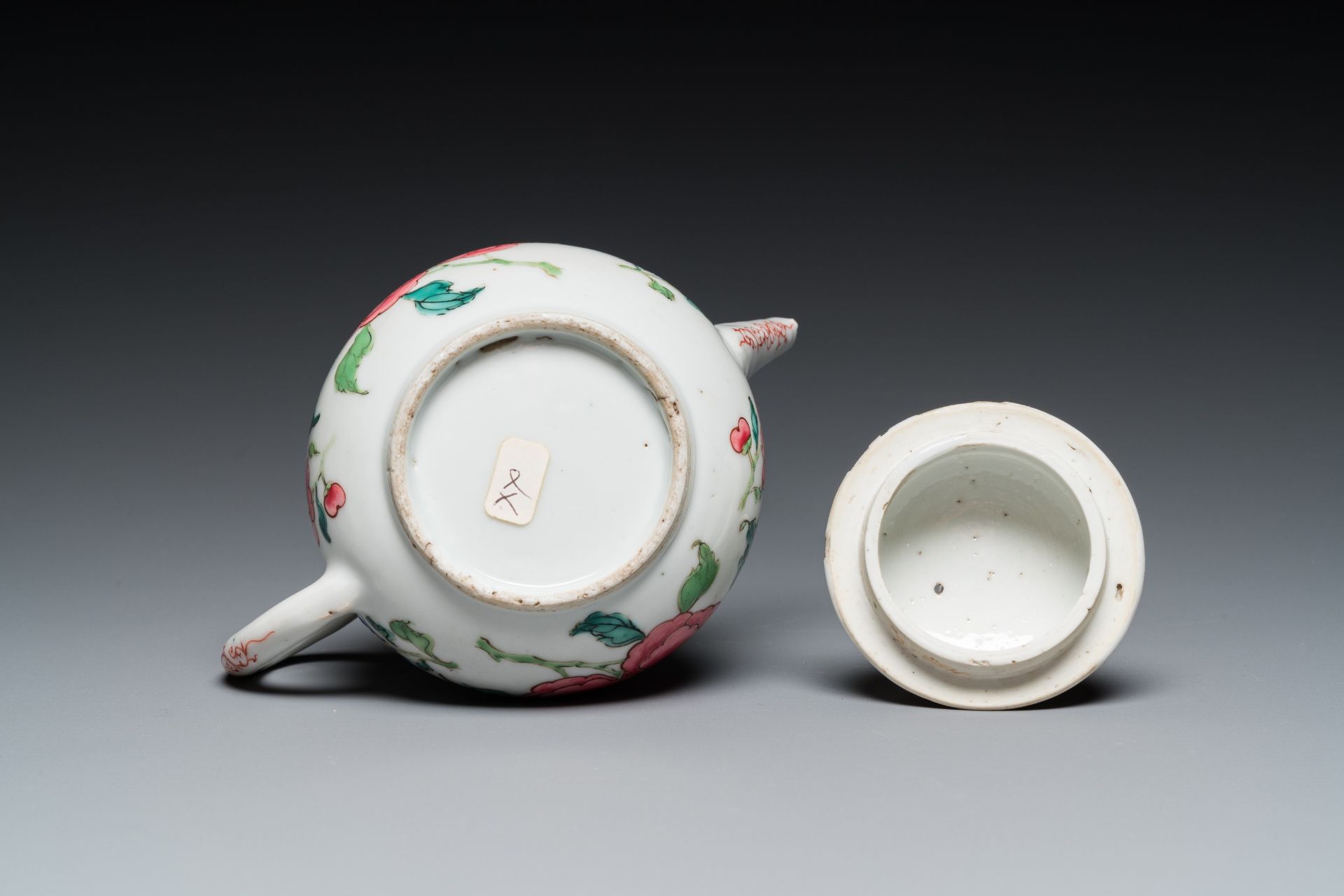 A Chinese famille rose 'peony' teapot and cover, Yongzheng - Bild 7 aus 7