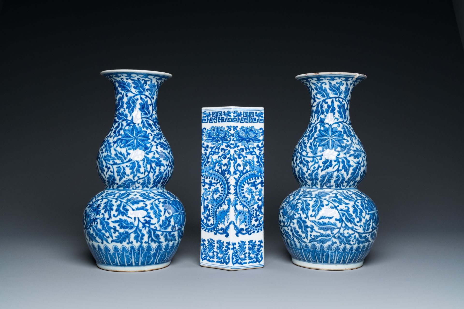 Three Chinese blue and white vases, 19th C. - Bild 2 aus 6