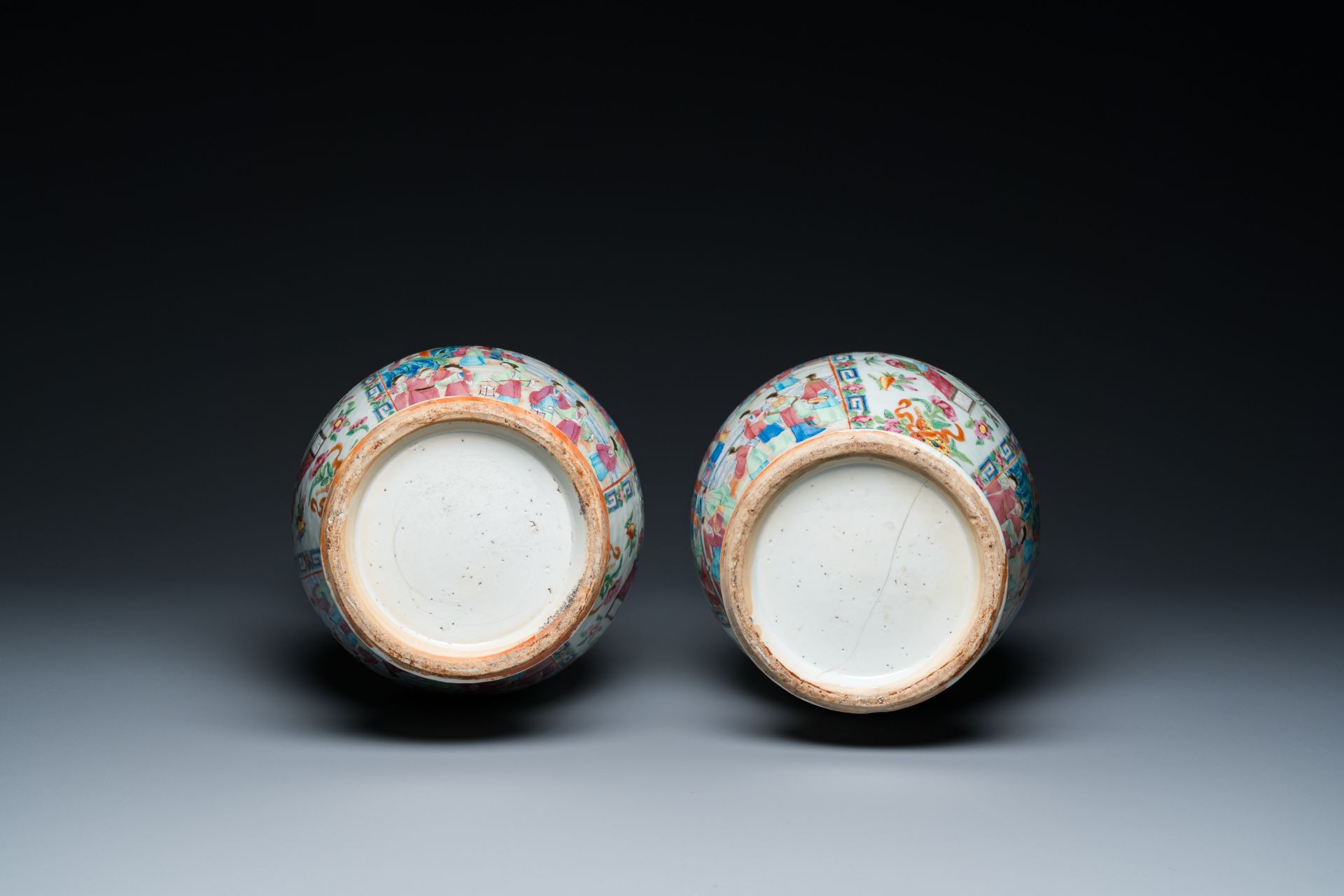 A pair of Chinese Canton famille rose vases with duck-shaped handles, 19th C. - Image 7 of 7