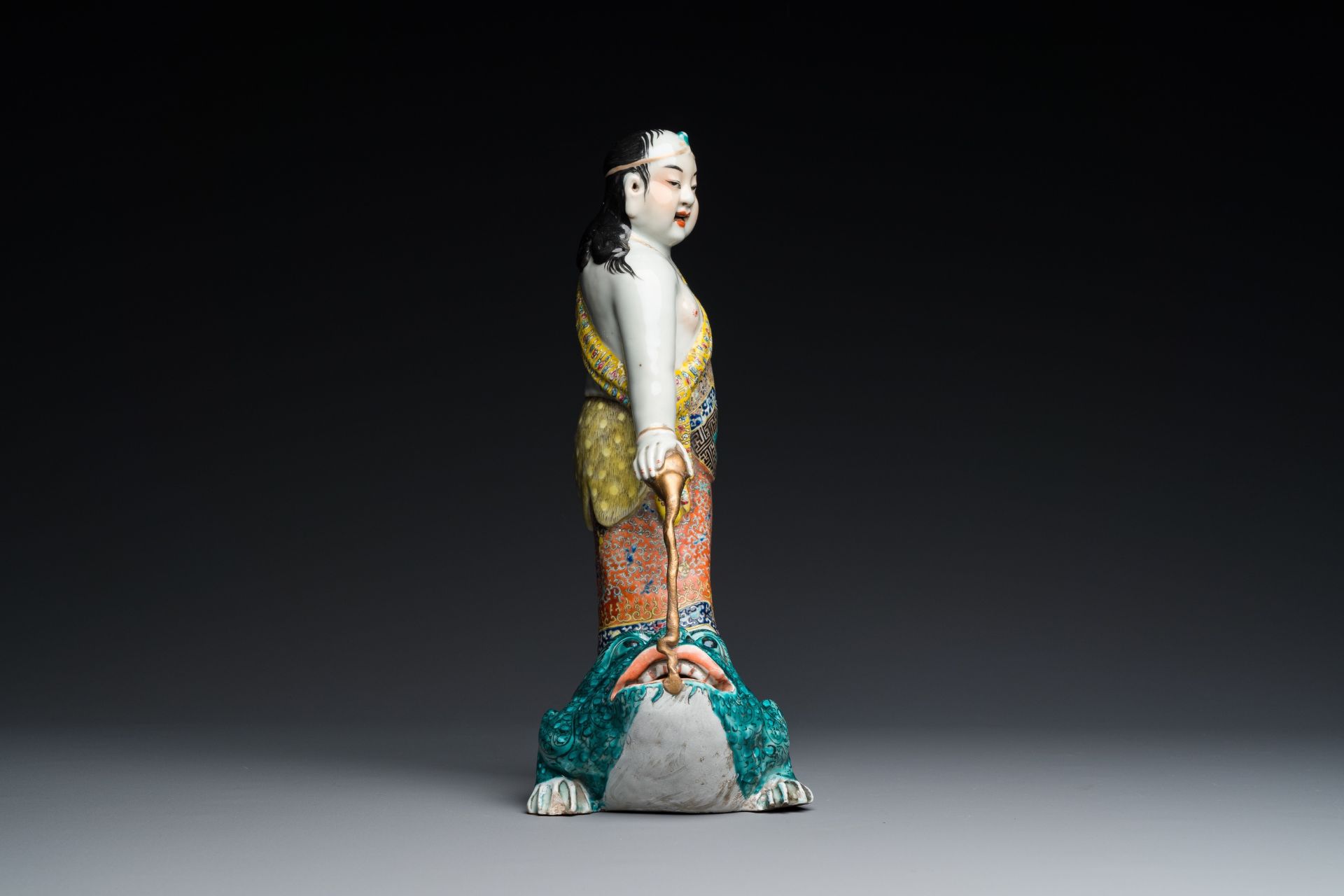 A Chinese famille rose 'Liu Hai on the toad' sculpture, signed Huang Yuanxiang é»ƒæºé …, 19th C. - Bild 5 aus 7