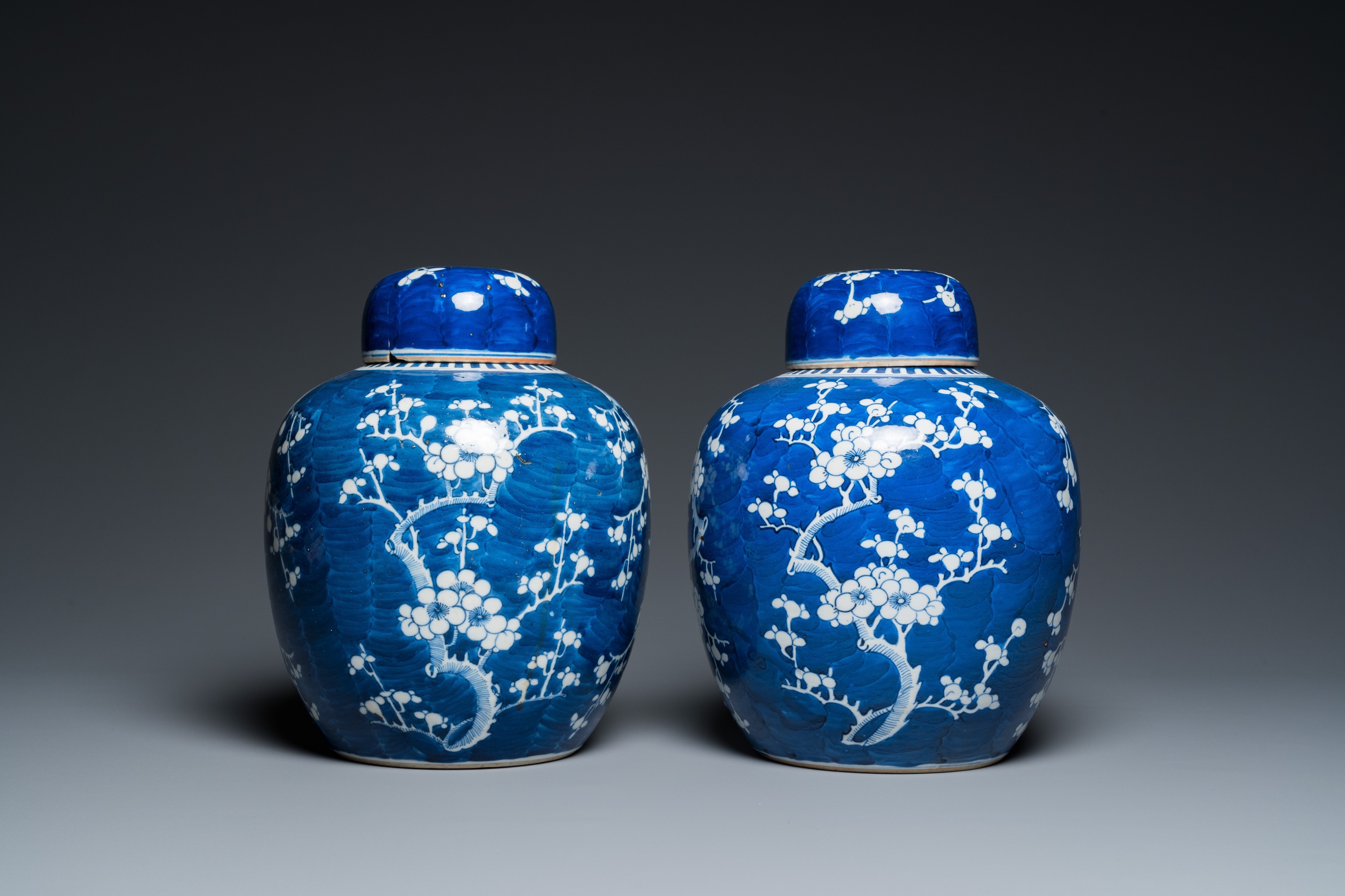 A pair of Chinese blue and white jars and covers, 19th C. - Image 4 of 7