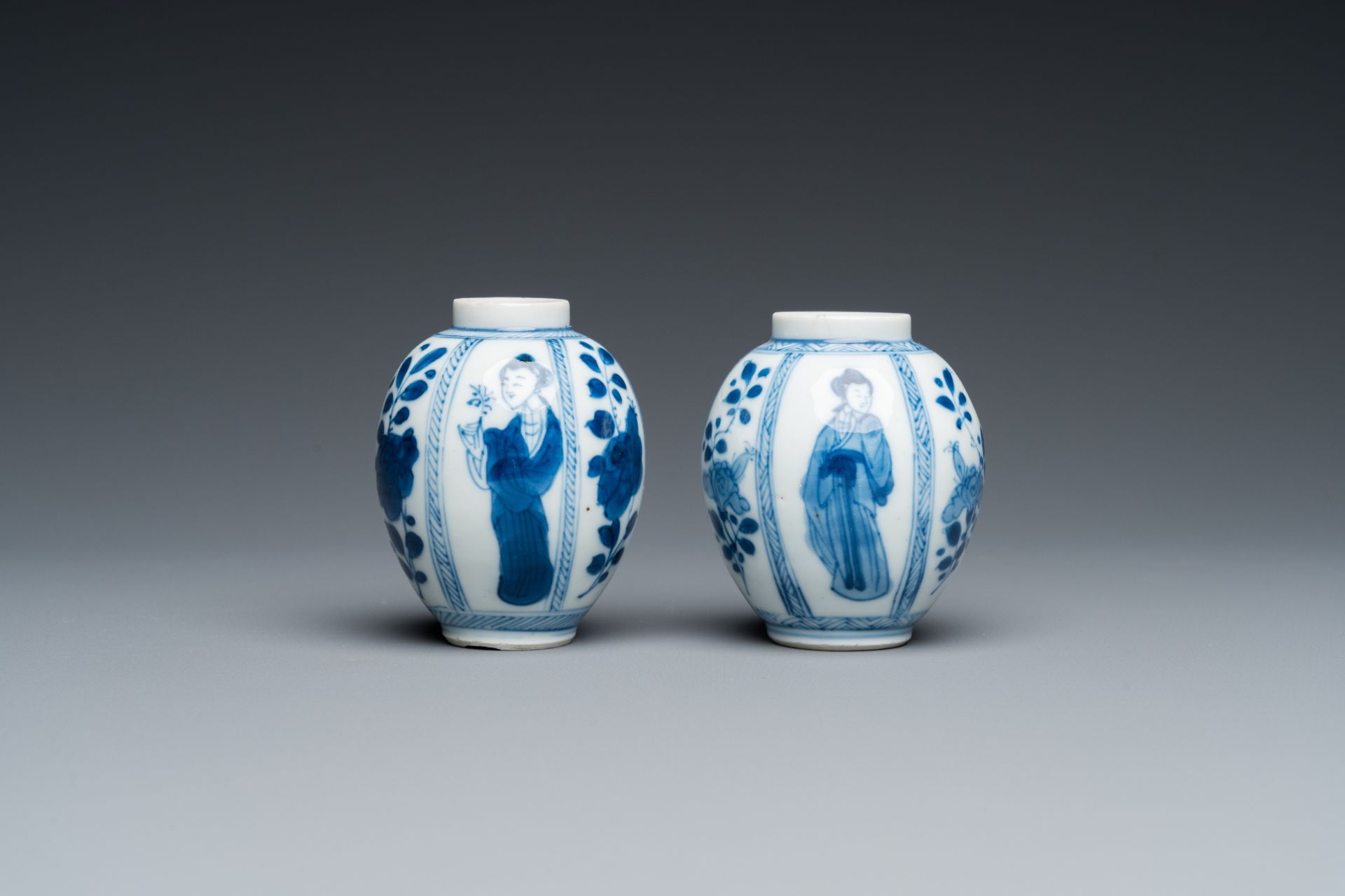A pair of Chinese blue and white small vases with ladies, Kangxi - Bild 3 aus 6