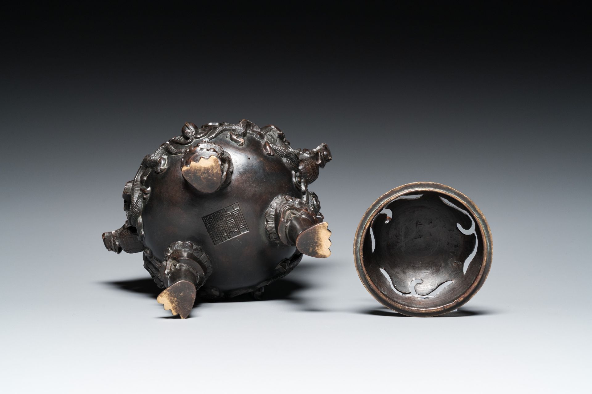 A Chinese bronze censer and cover, Xuande mark, 19th C. - Image 6 of 6