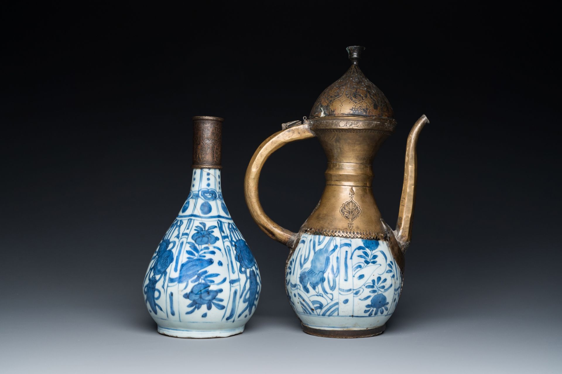 Two Chinese blue and white vases with bronze mounts for the Islamic market, Wanli - Bild 4 aus 7