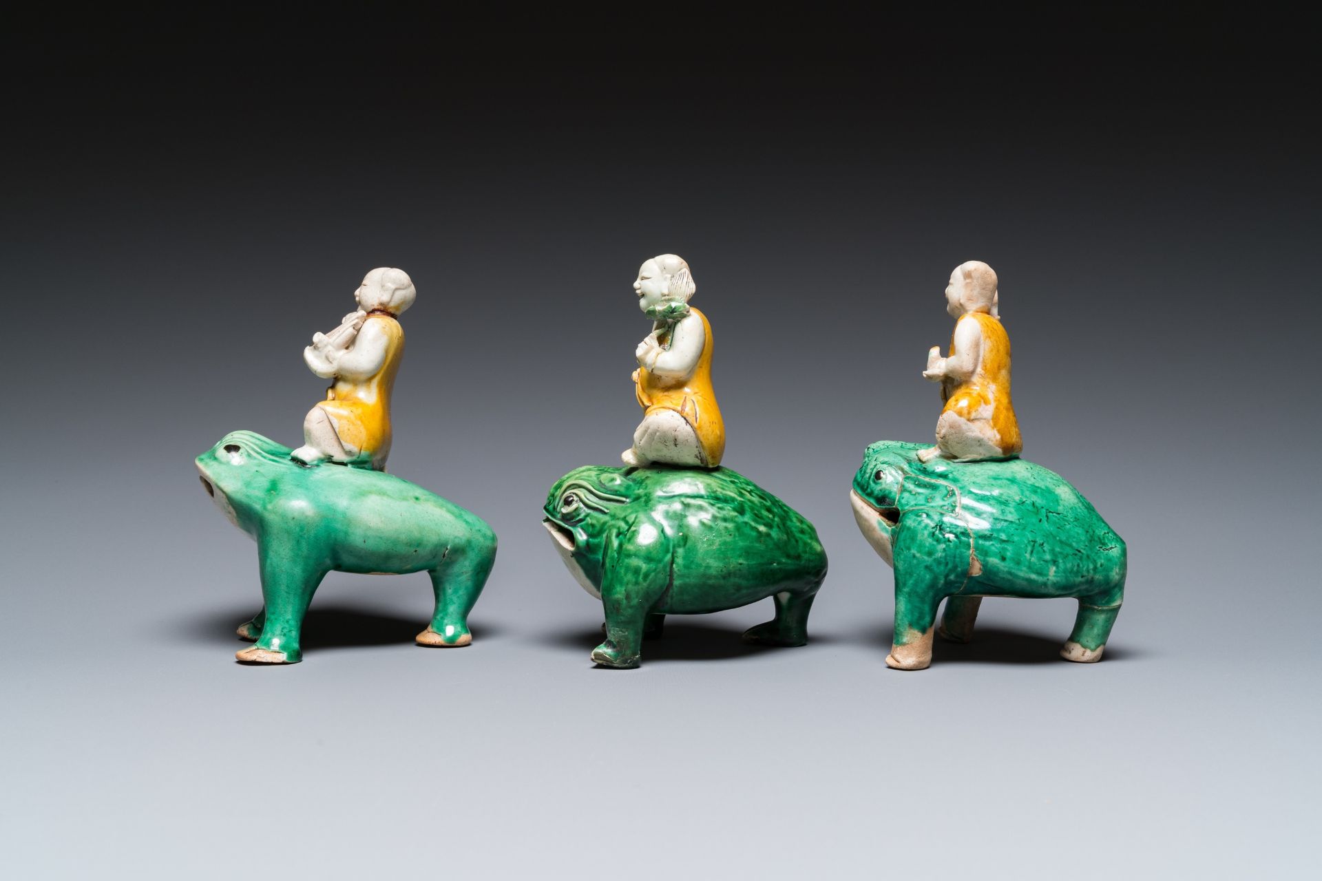 Three Chinese verte biscuit sculptures of Liu Hai on the three-legged toad, Kangxi - Bild 5 aus 7