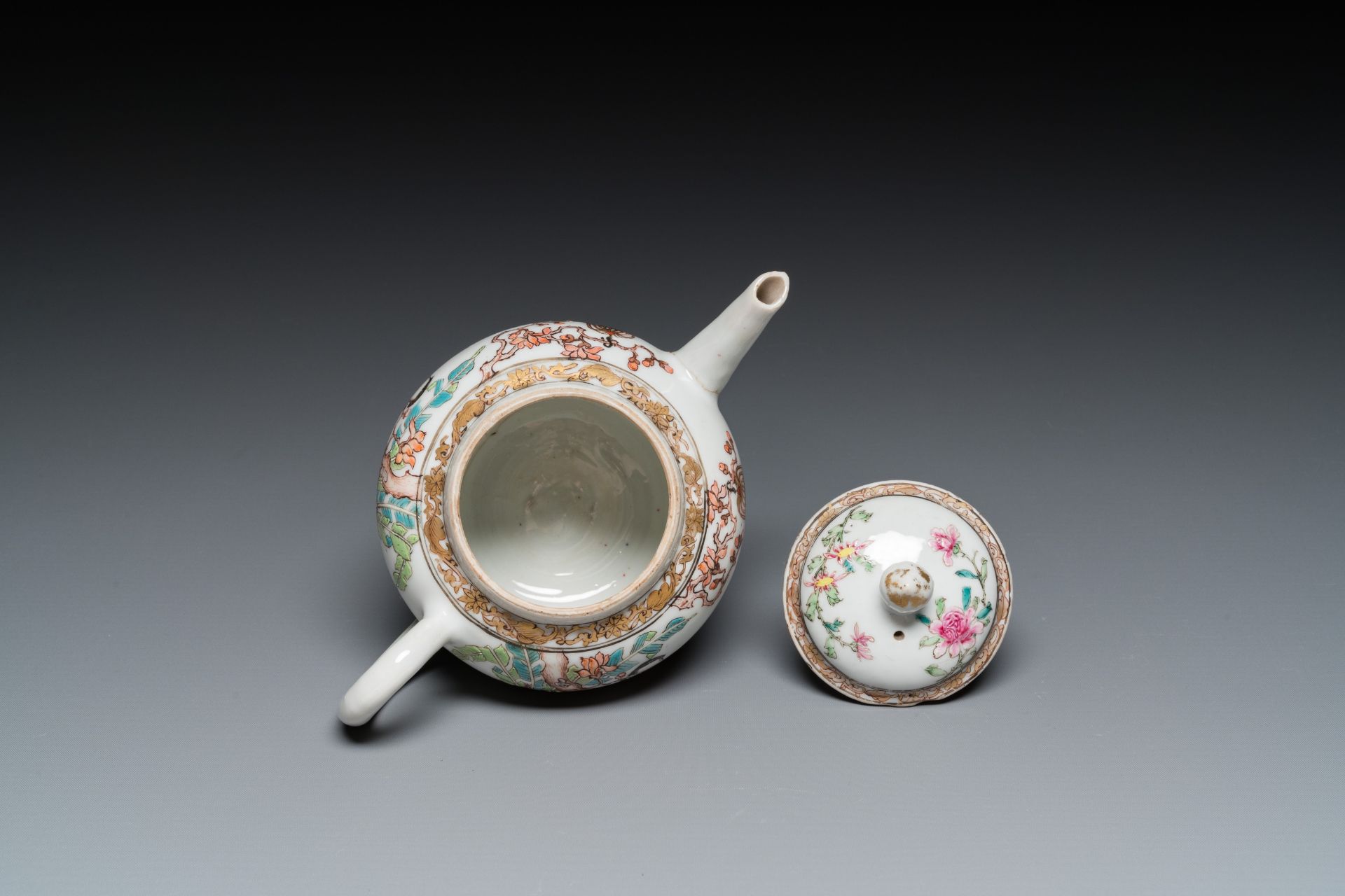 A fine Chinese famille rose teapot and cover, Yongzheng - Bild 6 aus 7