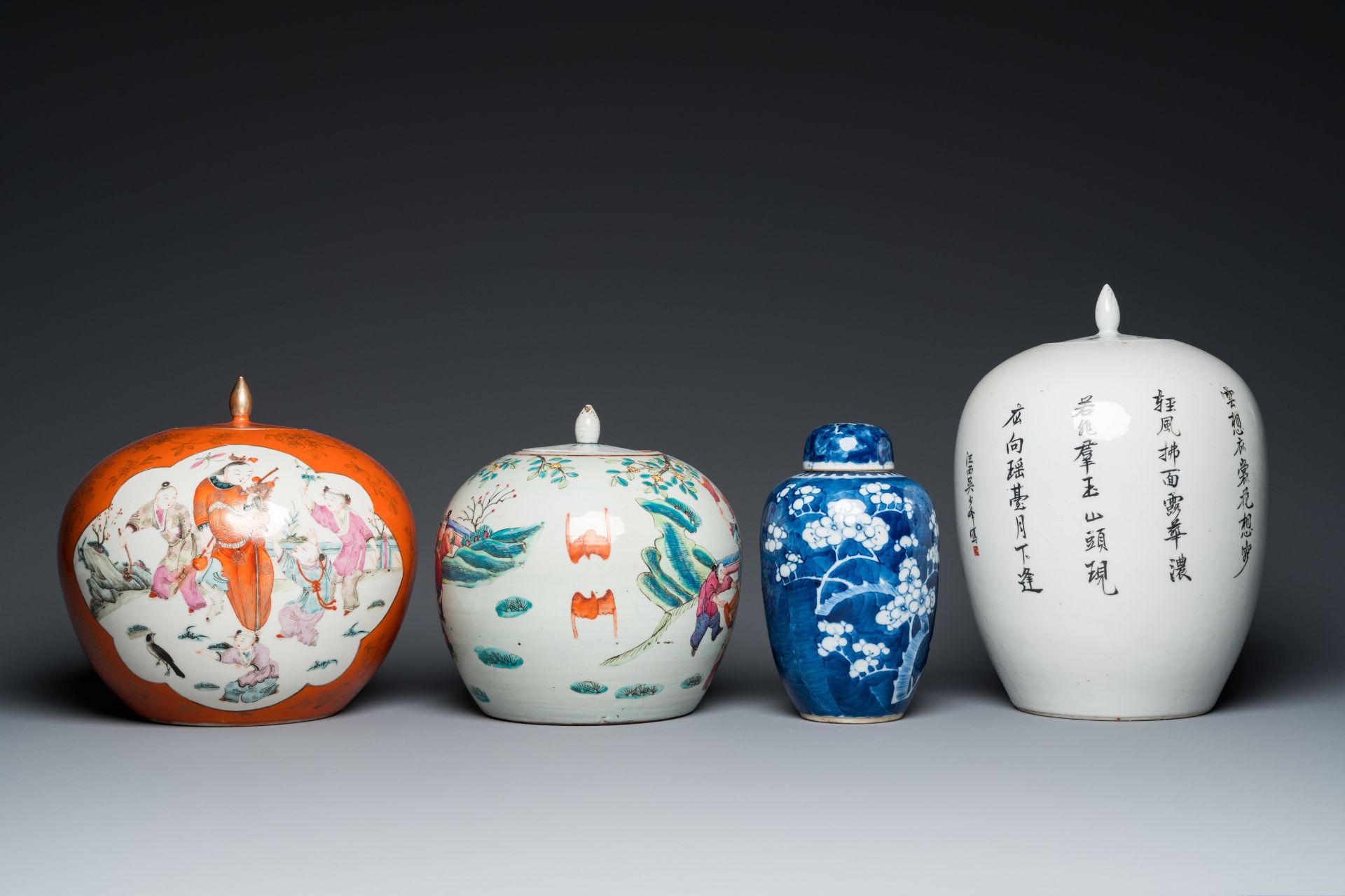 Four Chinese famille rose and blue and white covered jars, 19/20th C. - Bild 4 aus 9
