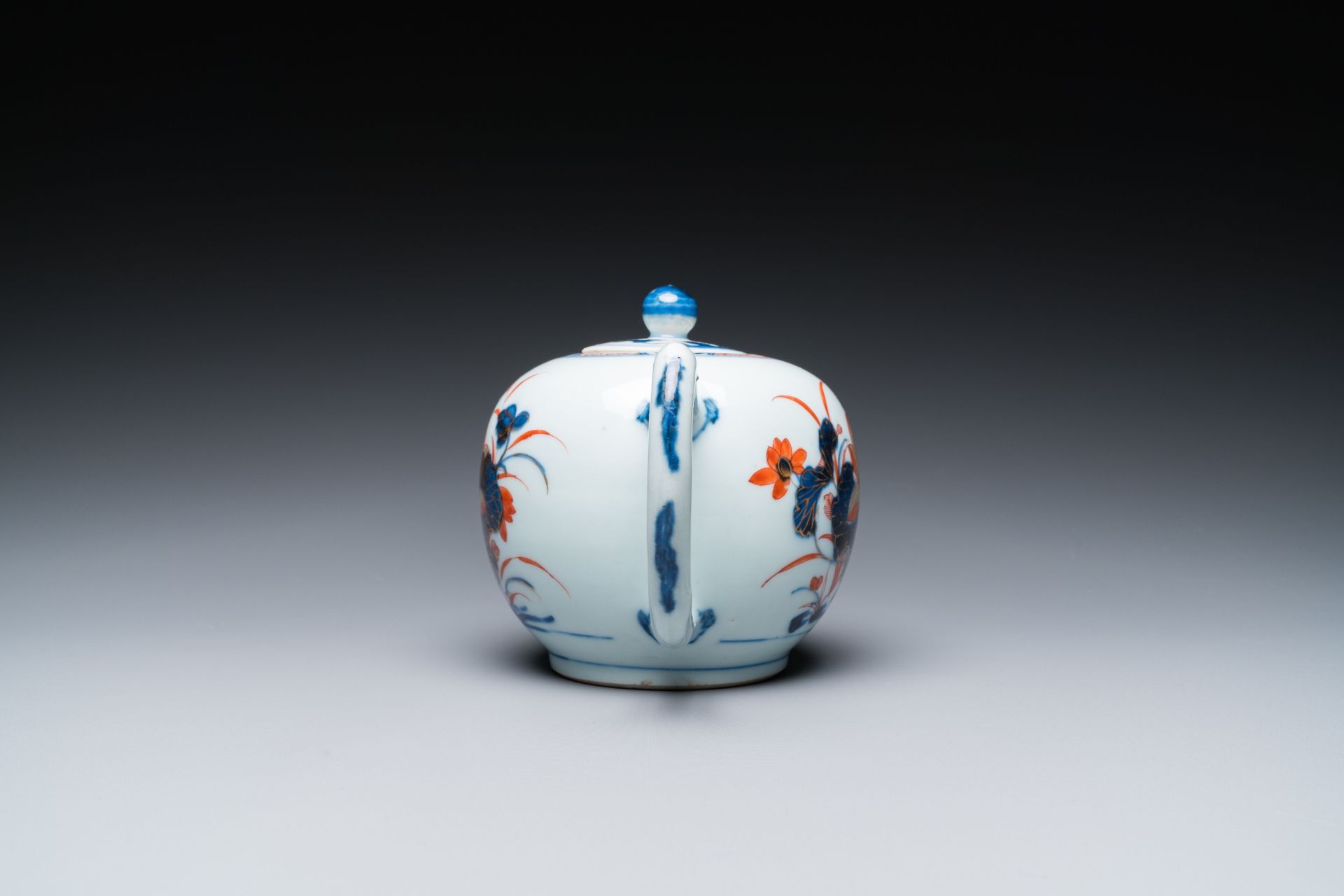 Eleven Chinese famille rose and Imari-style plates and a teapot with cover, Kangxi/Qianlong - Image 11 of 13