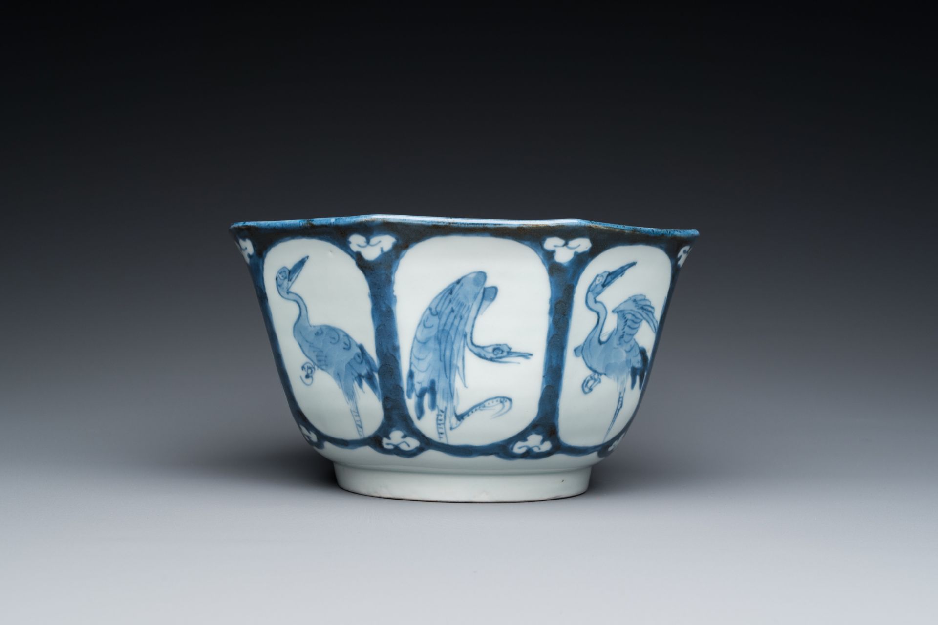 A Japanese octagonal blue and white 'cranes' bowl, 18th C. - Image 4 of 7