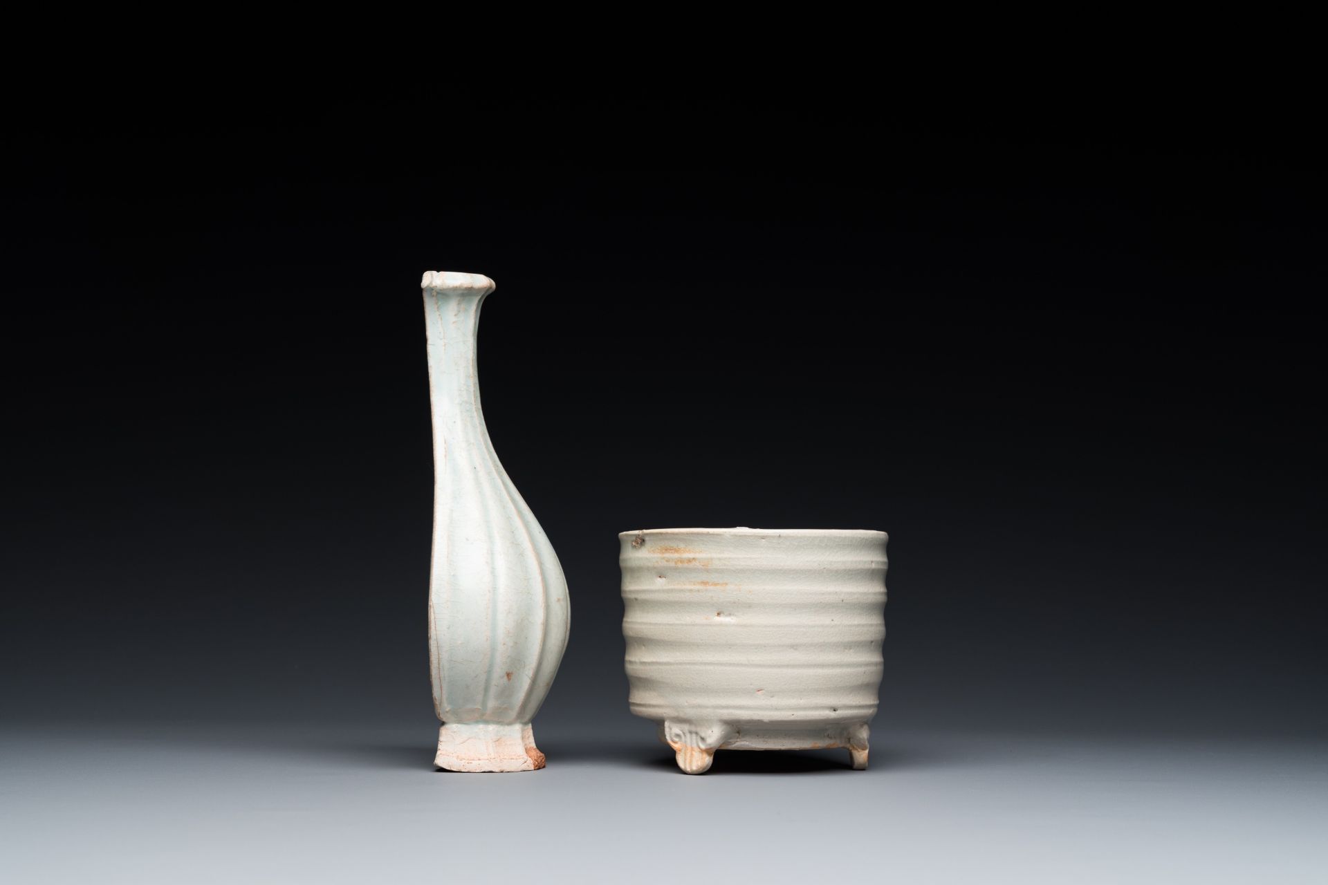 A Chinese qingbai wall pocket vase and a three-legged incense burner, Song - Bild 4 aus 7