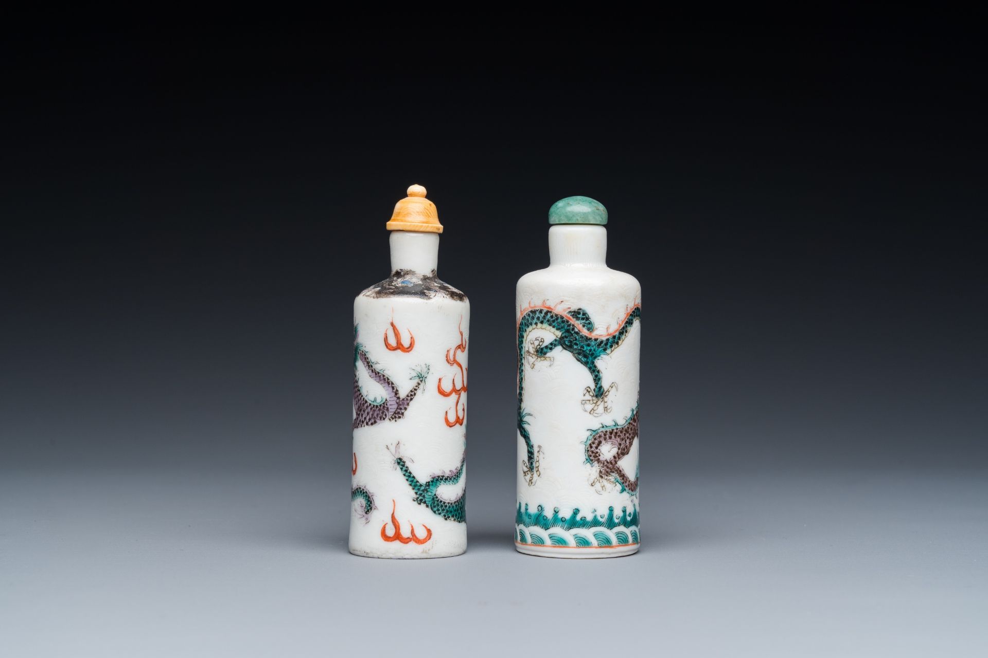 Two Chinese famille verte 'dragons' snuff bottles, 19th C. - Image 3 of 7