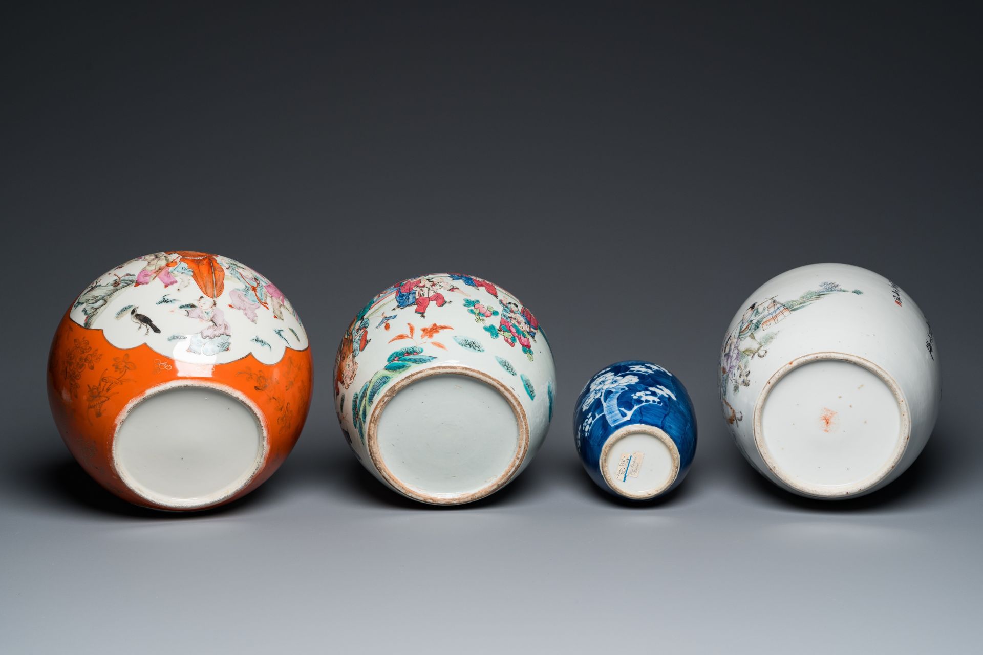 Four Chinese famille rose and blue and white covered jars, 19/20th C. - Bild 7 aus 9
