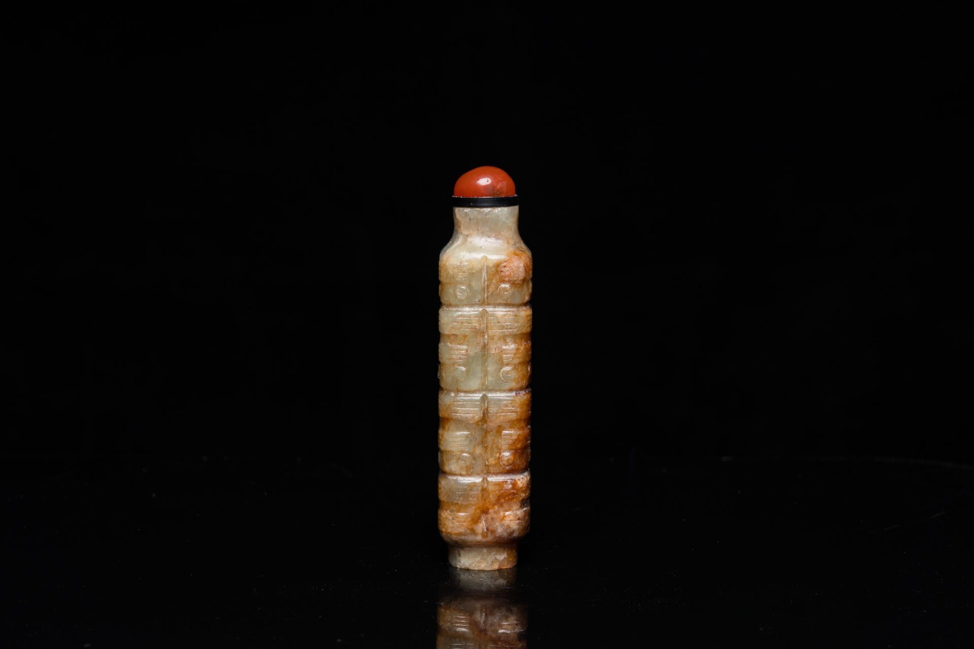 A Chinese celadon and russet jade 'cong' snuff bottle, probably Qing - Bild 3 aus 7