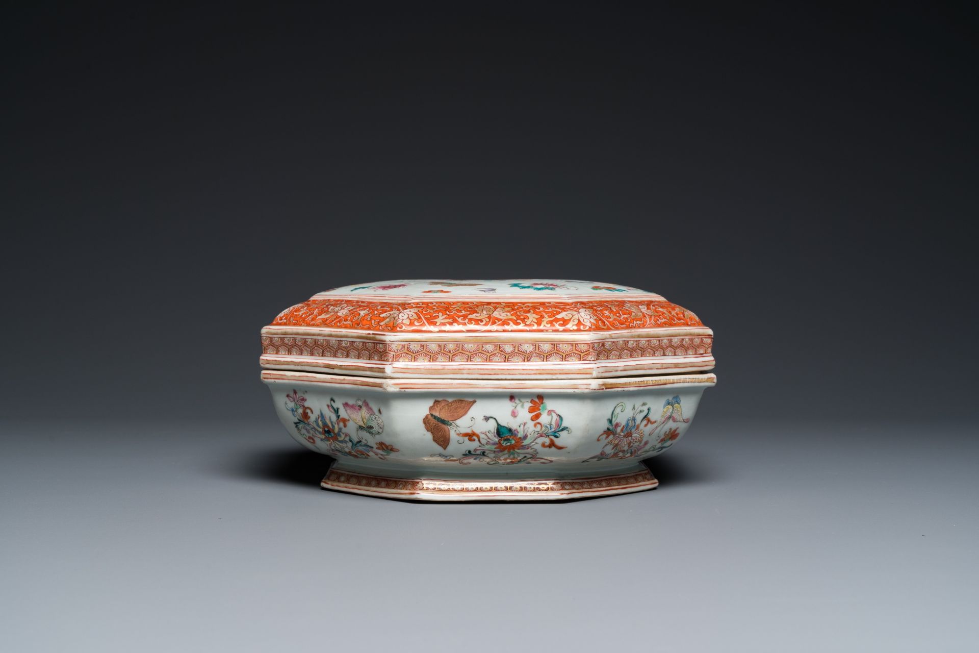 A Chinese famille rose, iron-red and gilt octagonal box and cover with butterflies, Yongzheng - Bild 9 aus 10