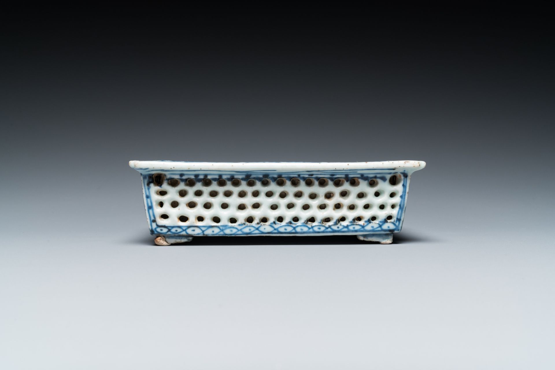 13 pieces of blue and white Chinese porcelain, 18/20th C. - Image 14 of 17