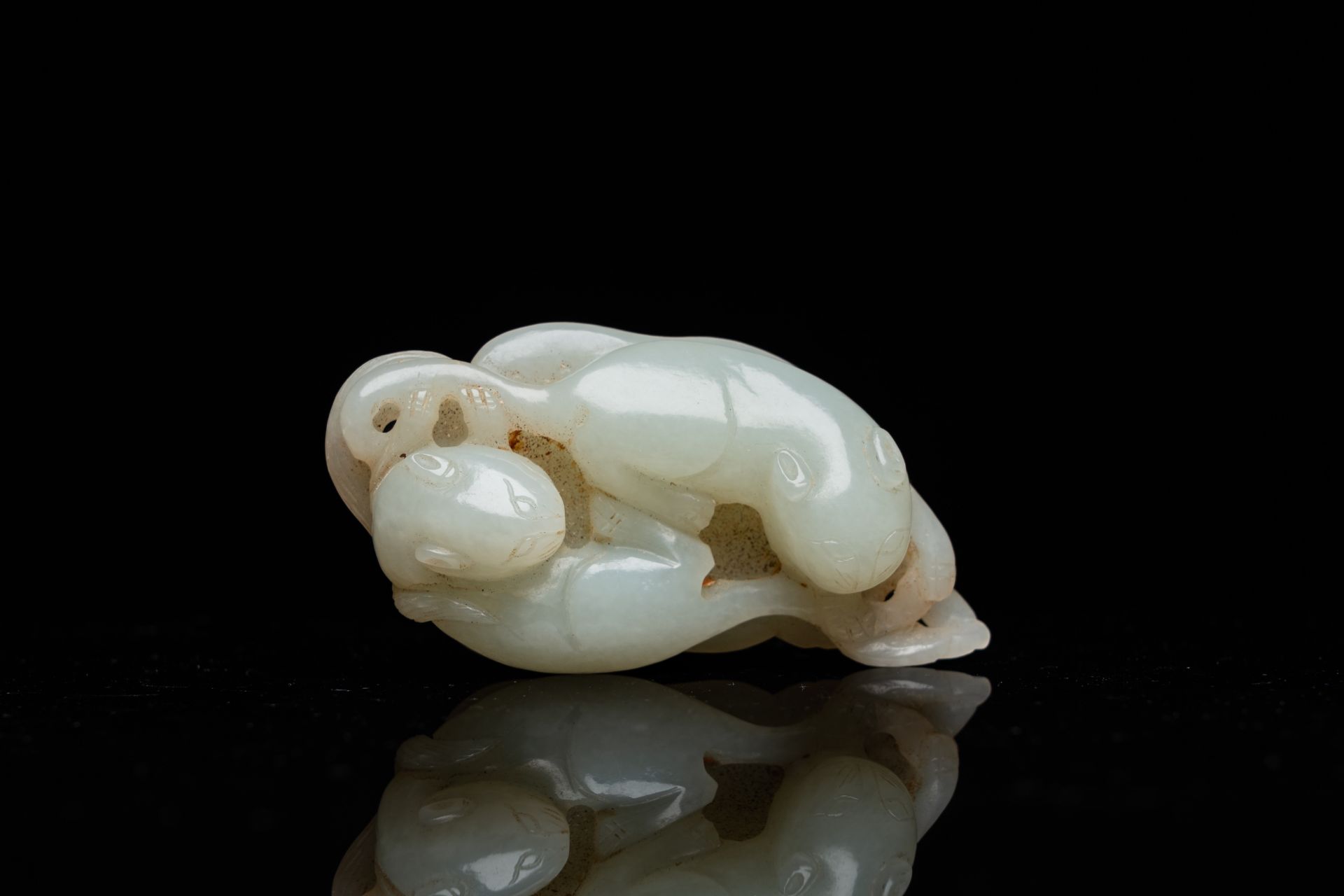 A Chinese 'twin cat' carved jade pendant, Qing - Image 2 of 7