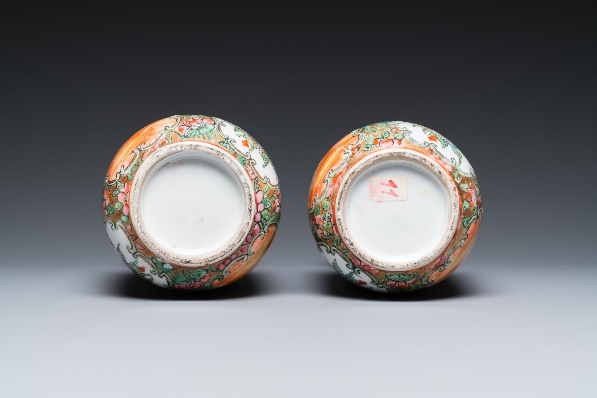 A collection of 28 Chinese Canton famille rose wares, 19th C. - Image 16 of 16
