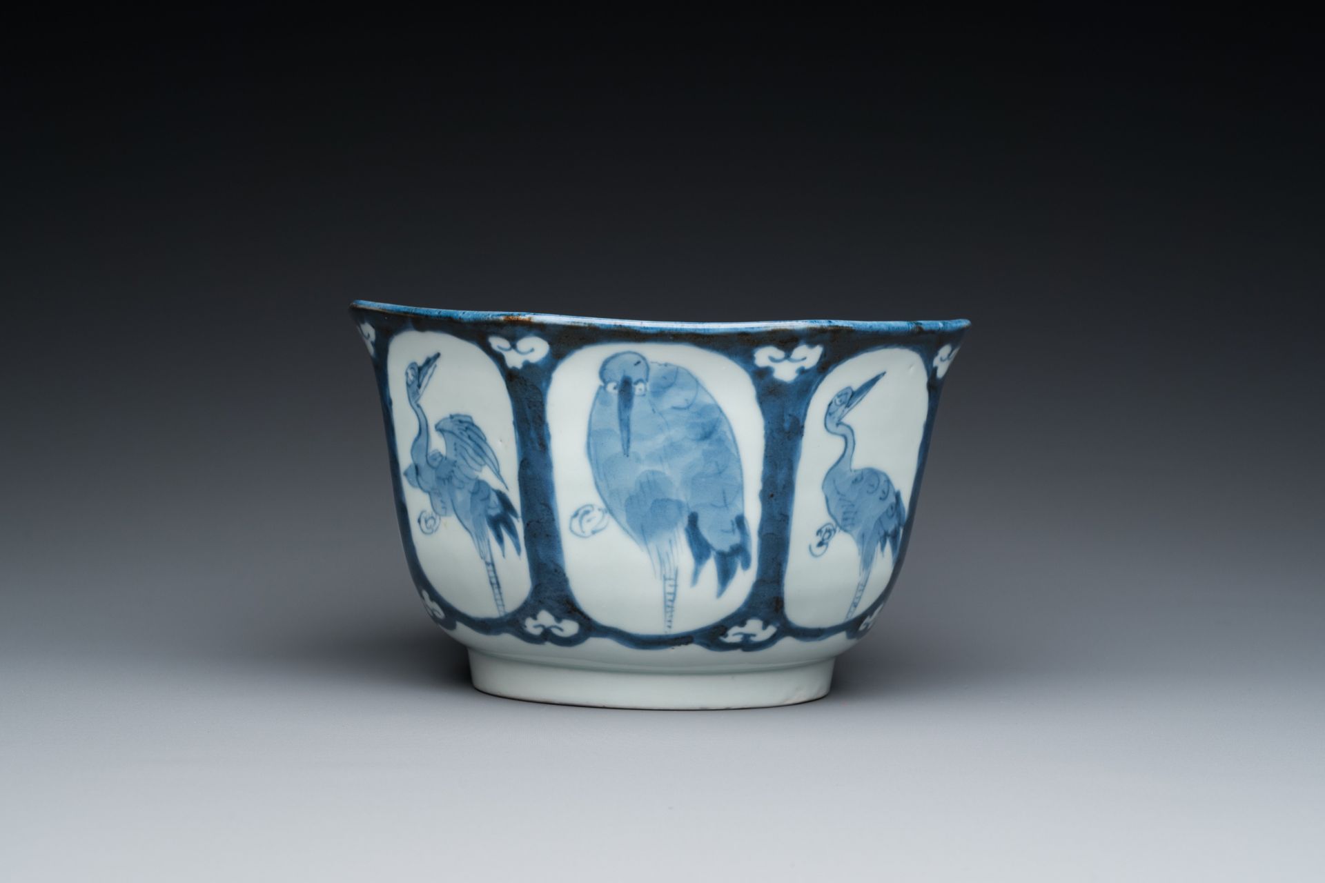 A Japanese octagonal blue and white 'cranes' bowl, 18th C. - Image 3 of 7