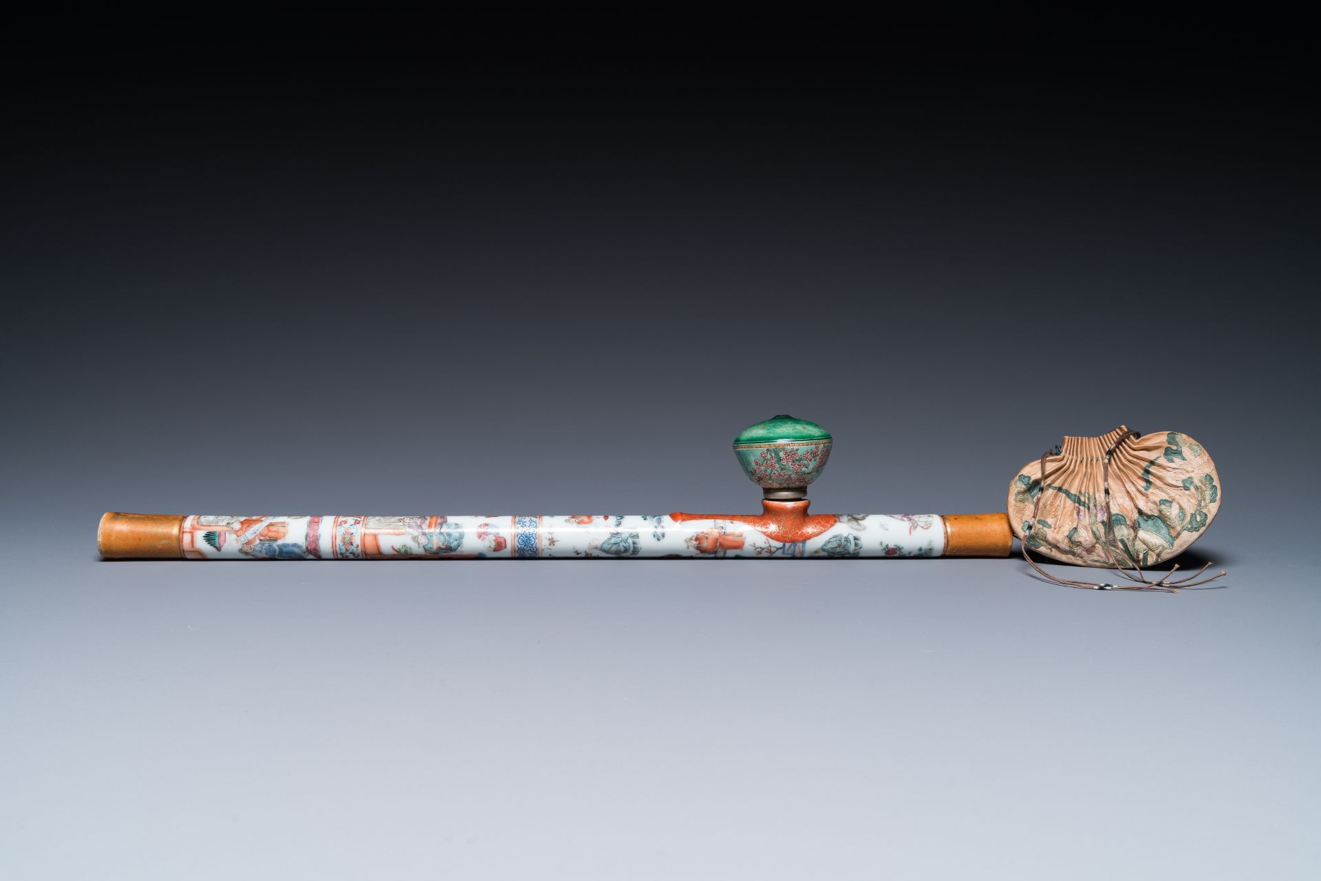 A rare Chinese famille rose opium pipe with narrative scenes, 19th C. - Image 6 of 14