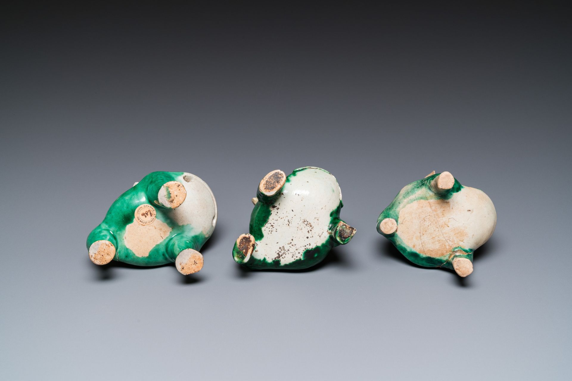 Three Chinese verte biscuit sculptures of Liu Hai on the three-legged toad, Kangxi - Bild 6 aus 7