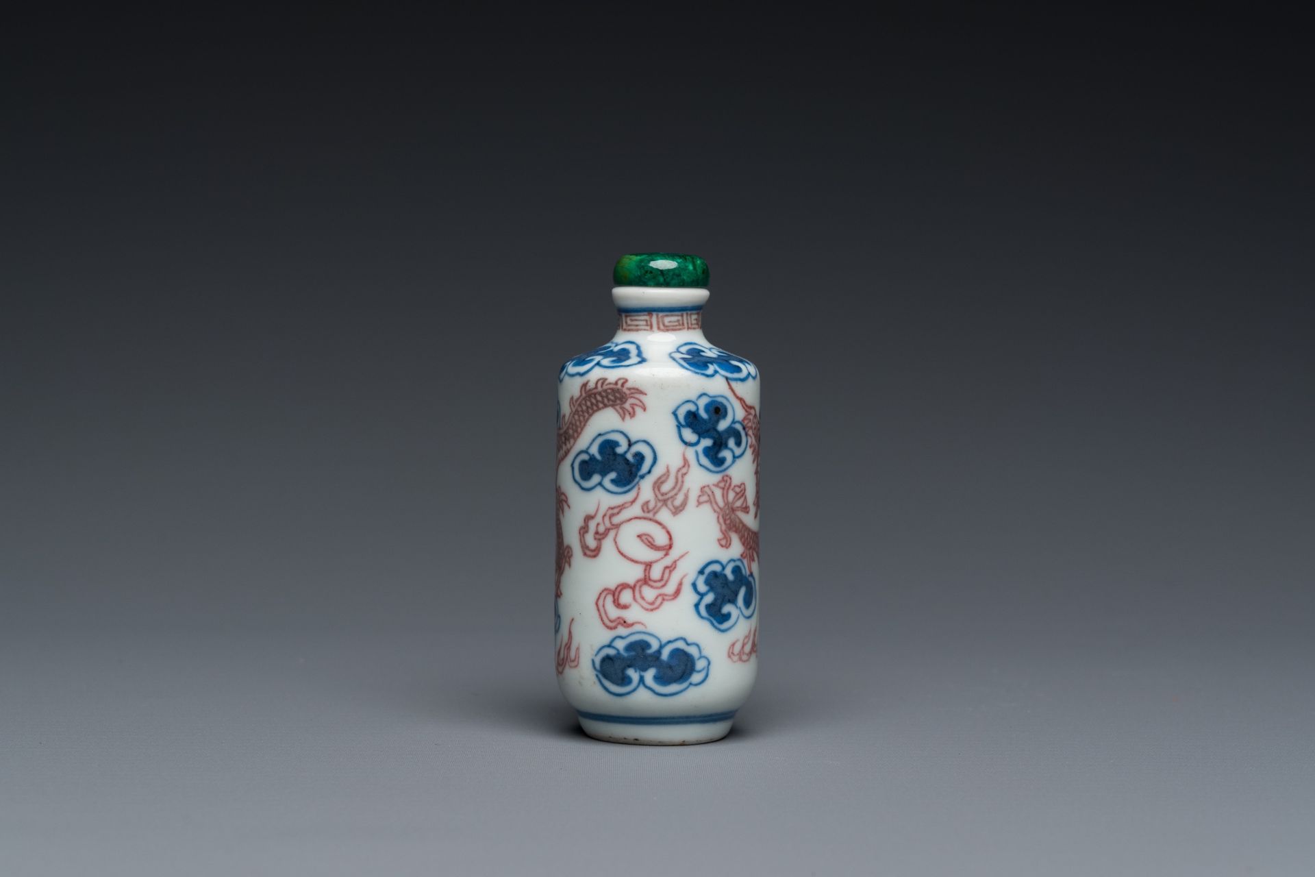 A Chinese blue, white and copper-red 'dragon' snuff bottle, Yongzheng mark, 19th C. - Image 4 of 6