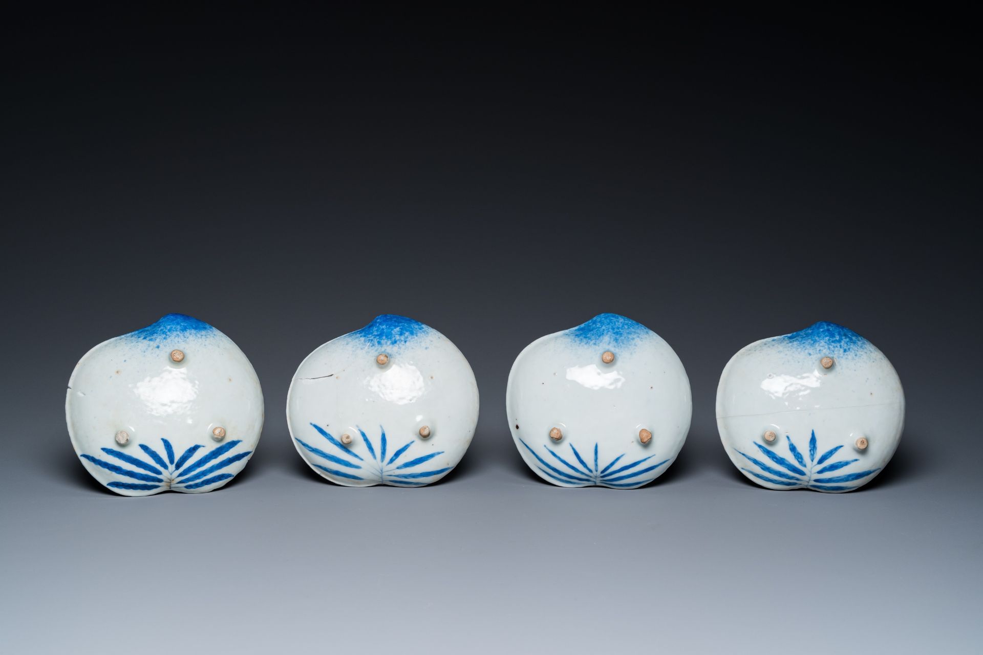 Four Japanese blue and white peach-shaped 'crane' dishes standing on three feet, Edo, 18/19th C. - Image 3 of 4