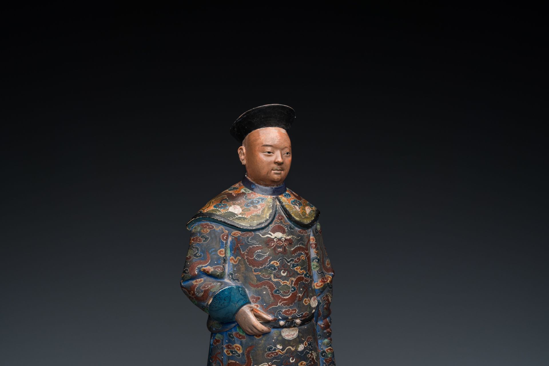 A Chinese painted terracotta figure of a mandarin, Canton, 19th C. - Image 8 of 8