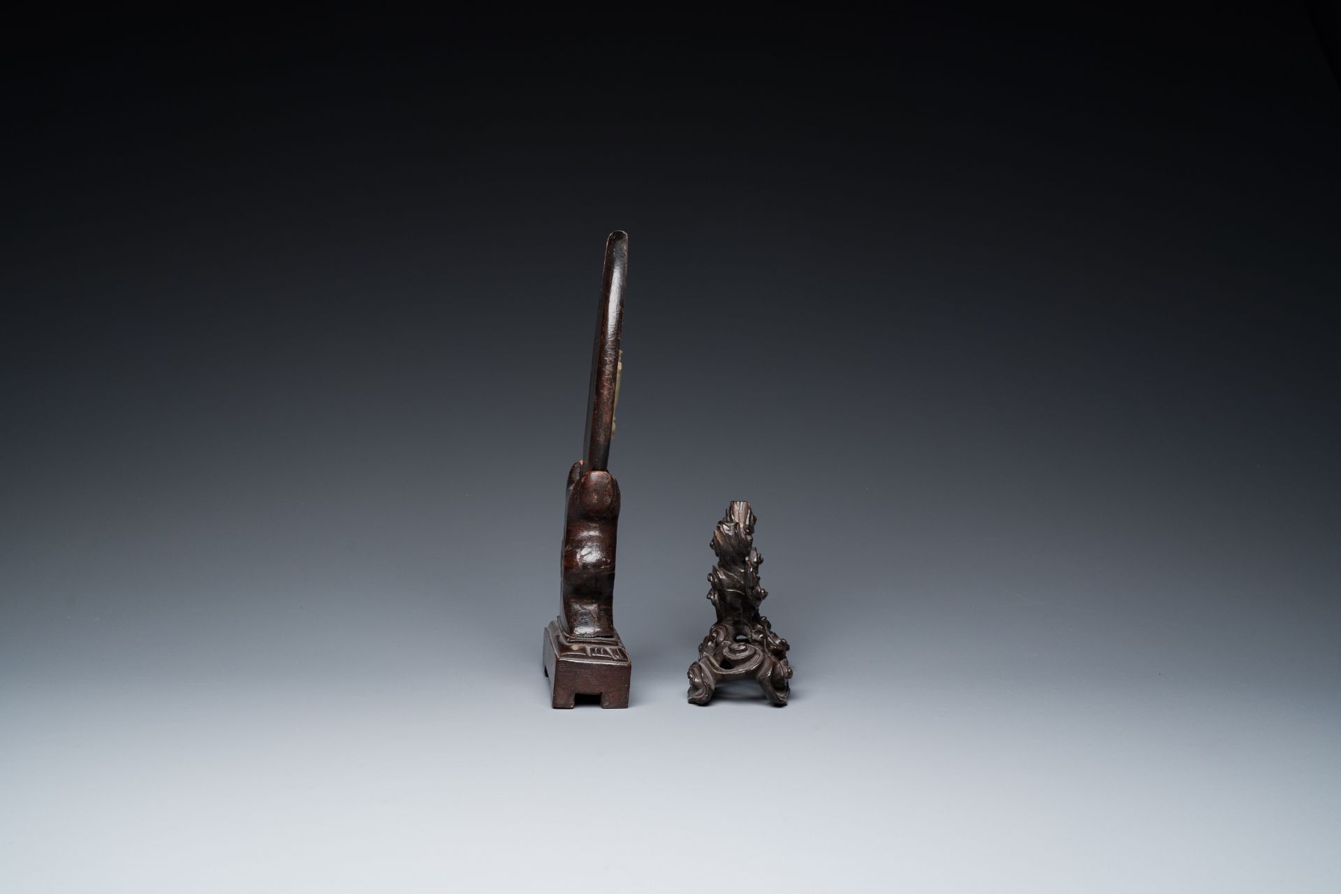 A varied collection of Chinese and Tibetan bronze, brass and wood objects, 19/20th C. - Bild 4 aus 13